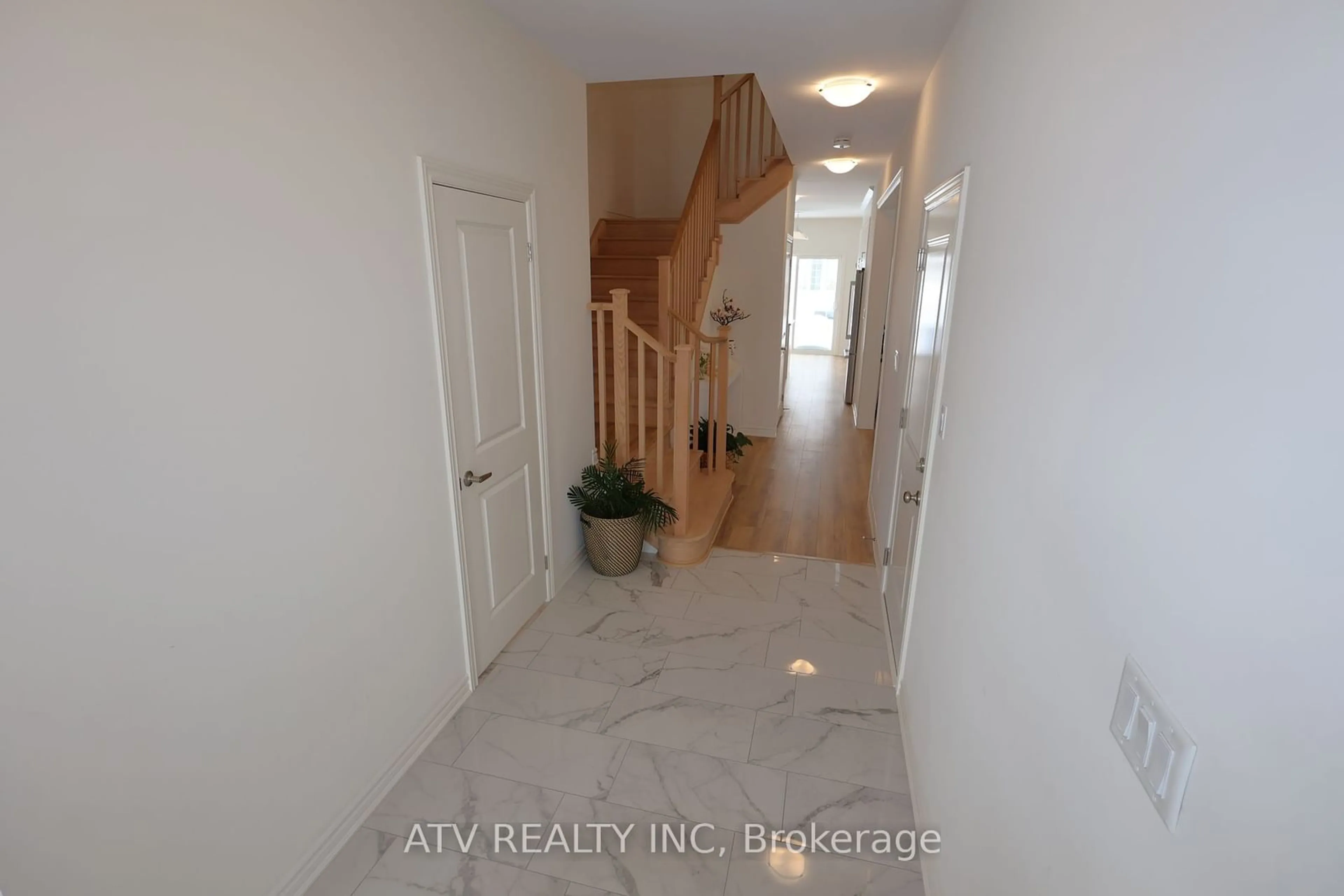 Indoor entryway for 232 Mckenzie Dr, Clearview Ontario L0M 1S0