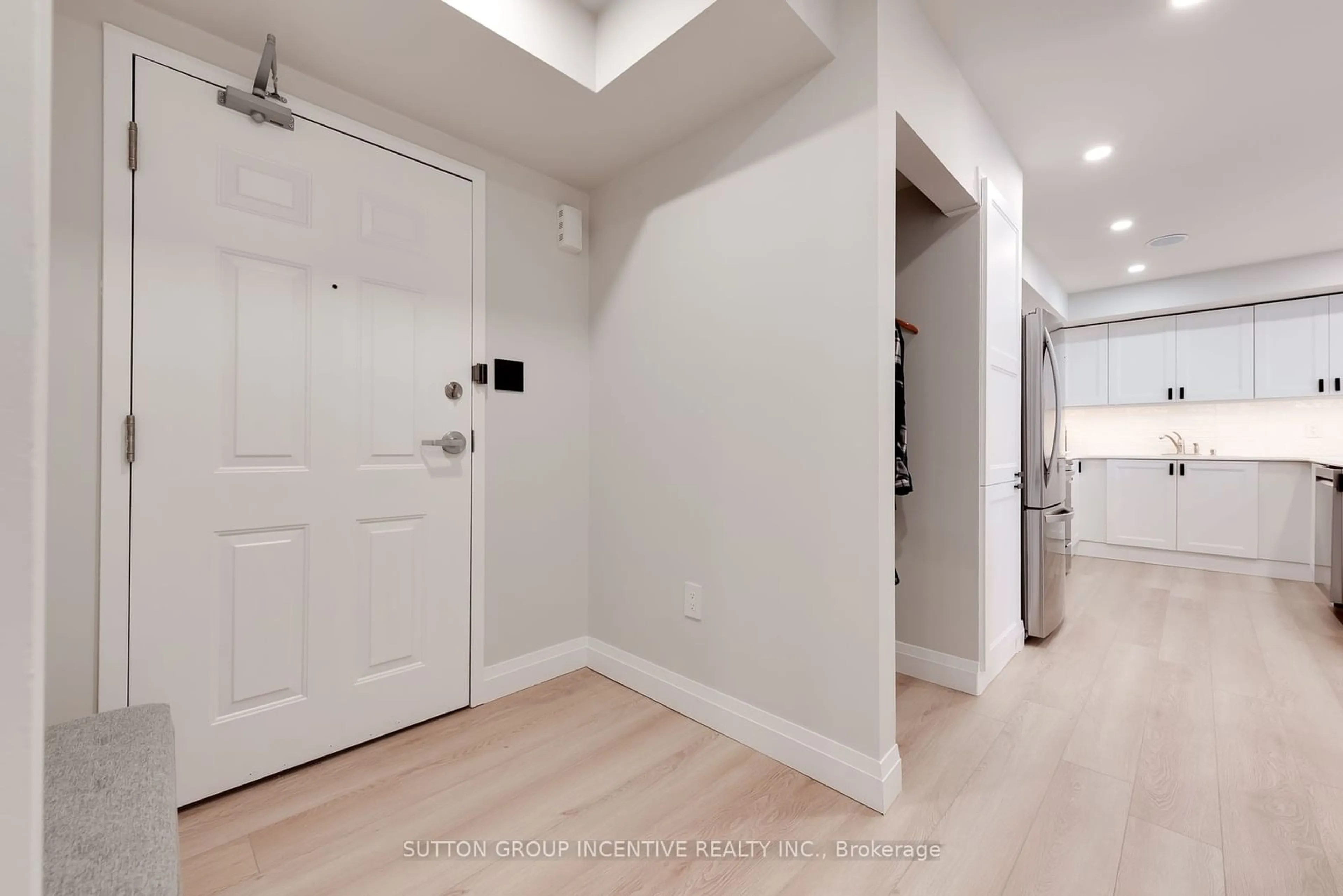 Indoor entryway for 41 Coulter St #26, Barrie Ontario L4N 6L9