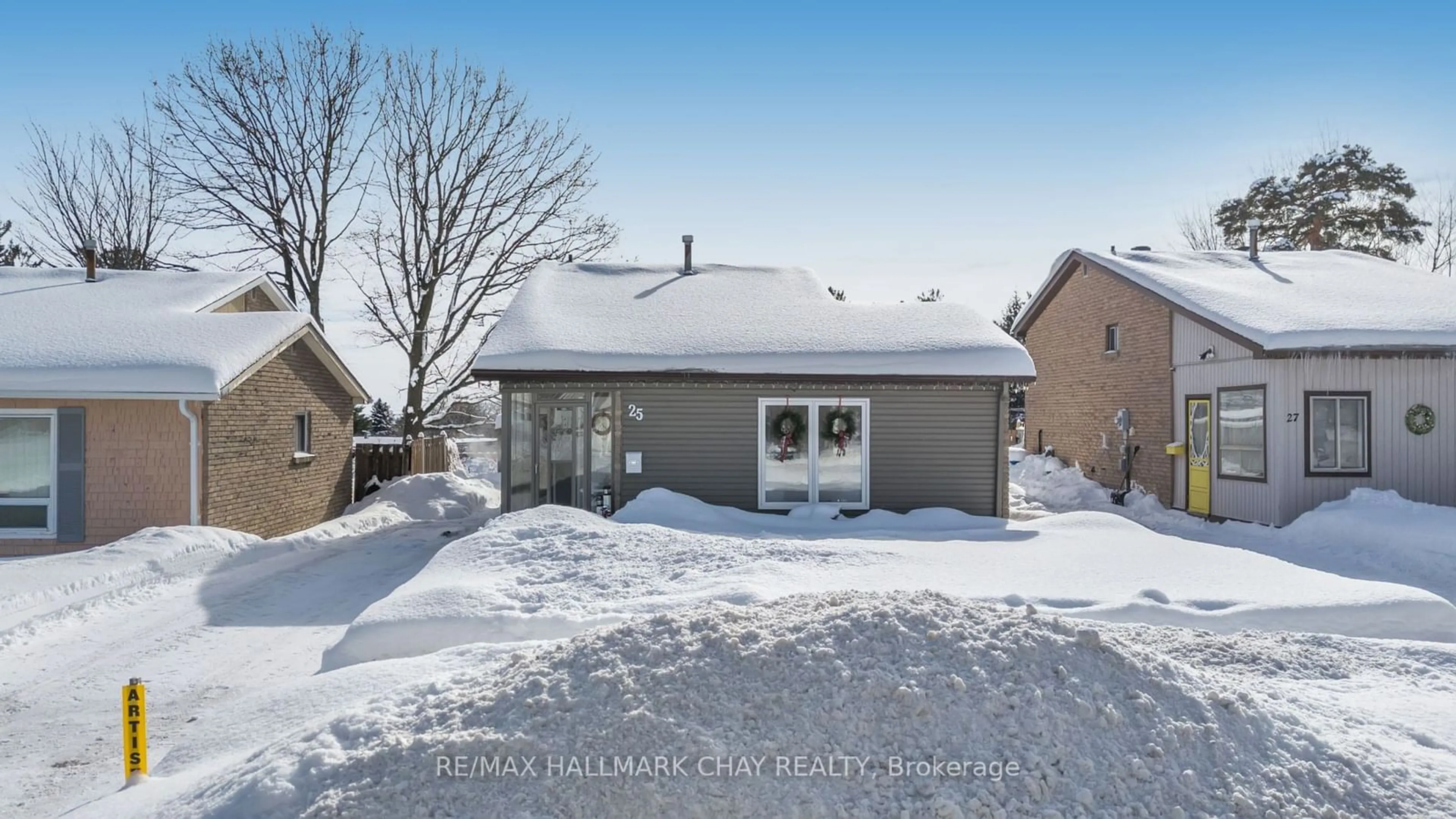 A pic from outside/outdoor area/front of a property/back of a property/a pic from drone, street for 25 Shelley Lane, Barrie Ontario L4N 4W4