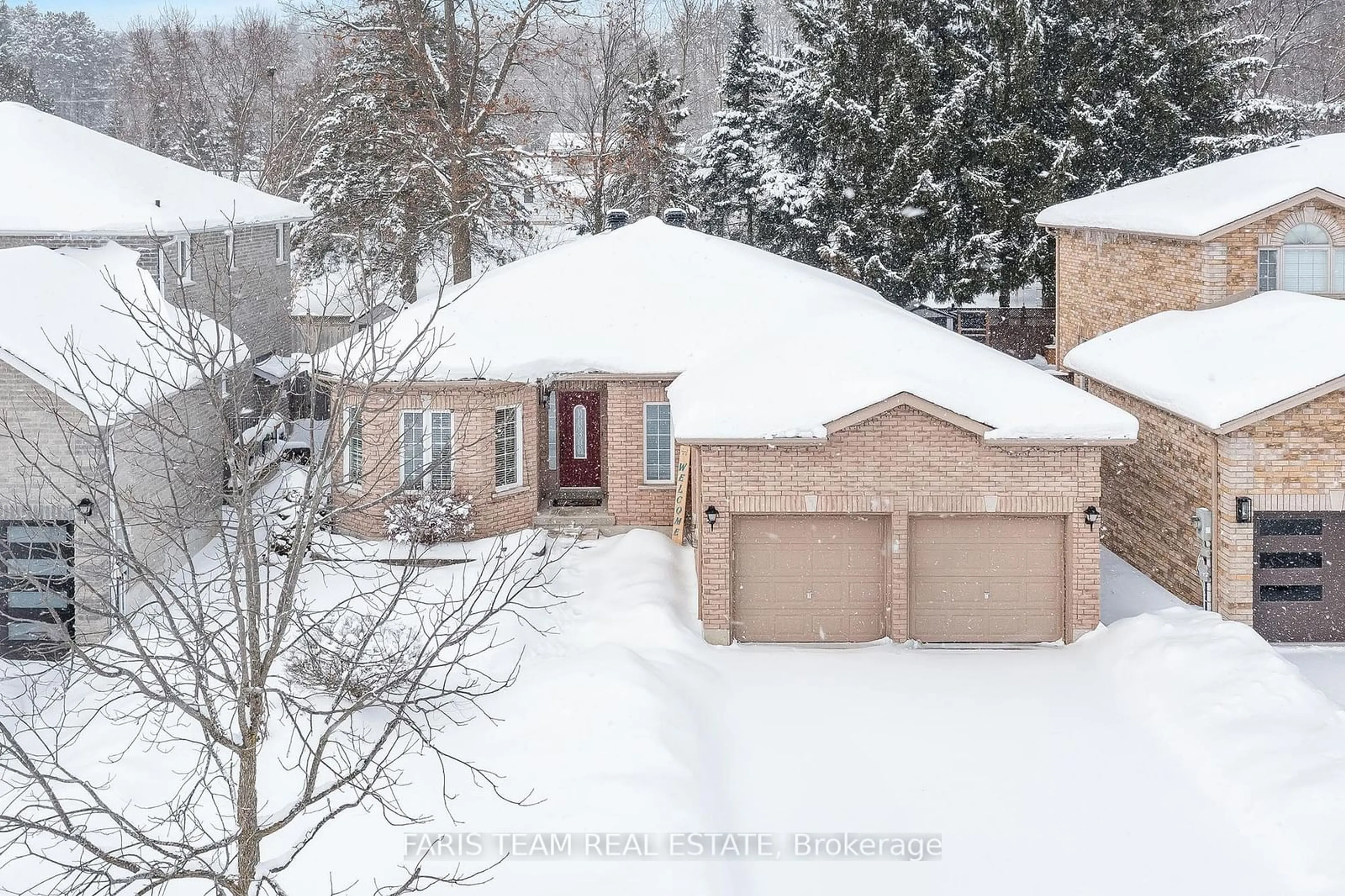 A pic from outside/outdoor area/front of a property/back of a property/a pic from drone, street for 40 Ruffet Dr, Barrie Ontario L4N 0P1