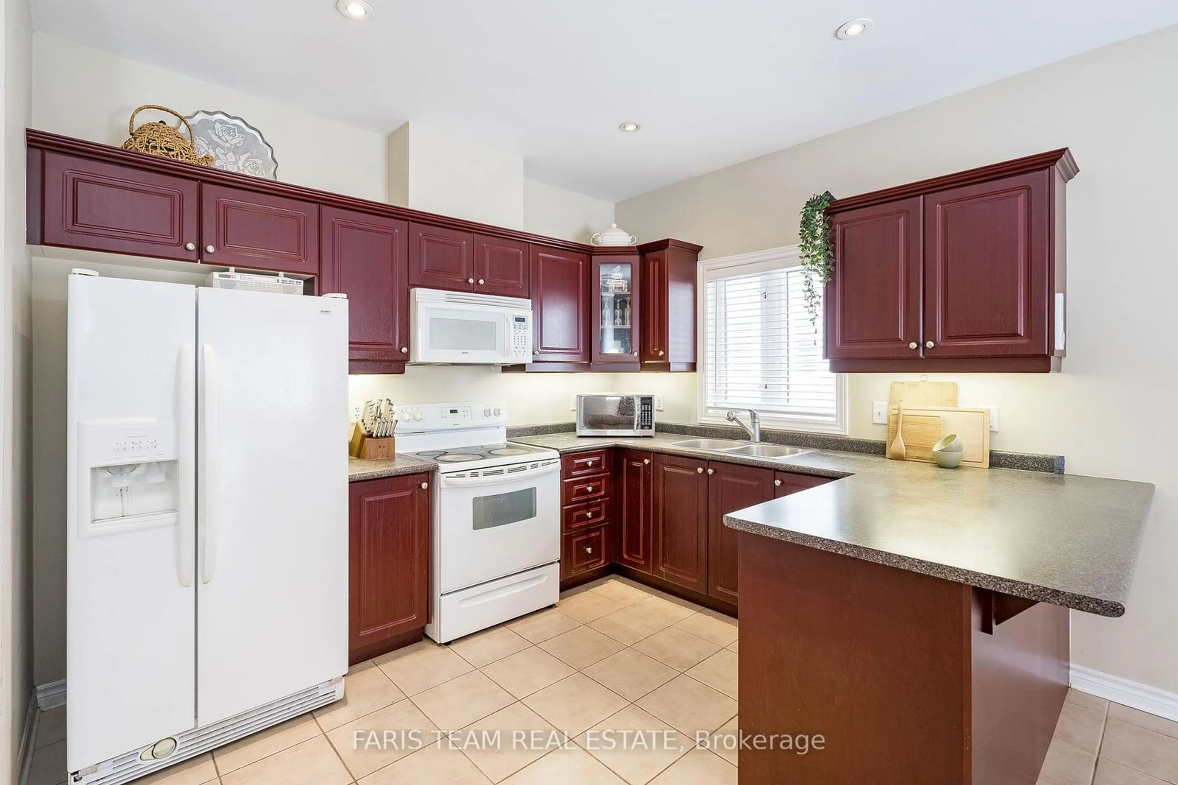 Open concept kitchen, unknown for 40 Ruffet Dr, Barrie Ontario L4N 0P1