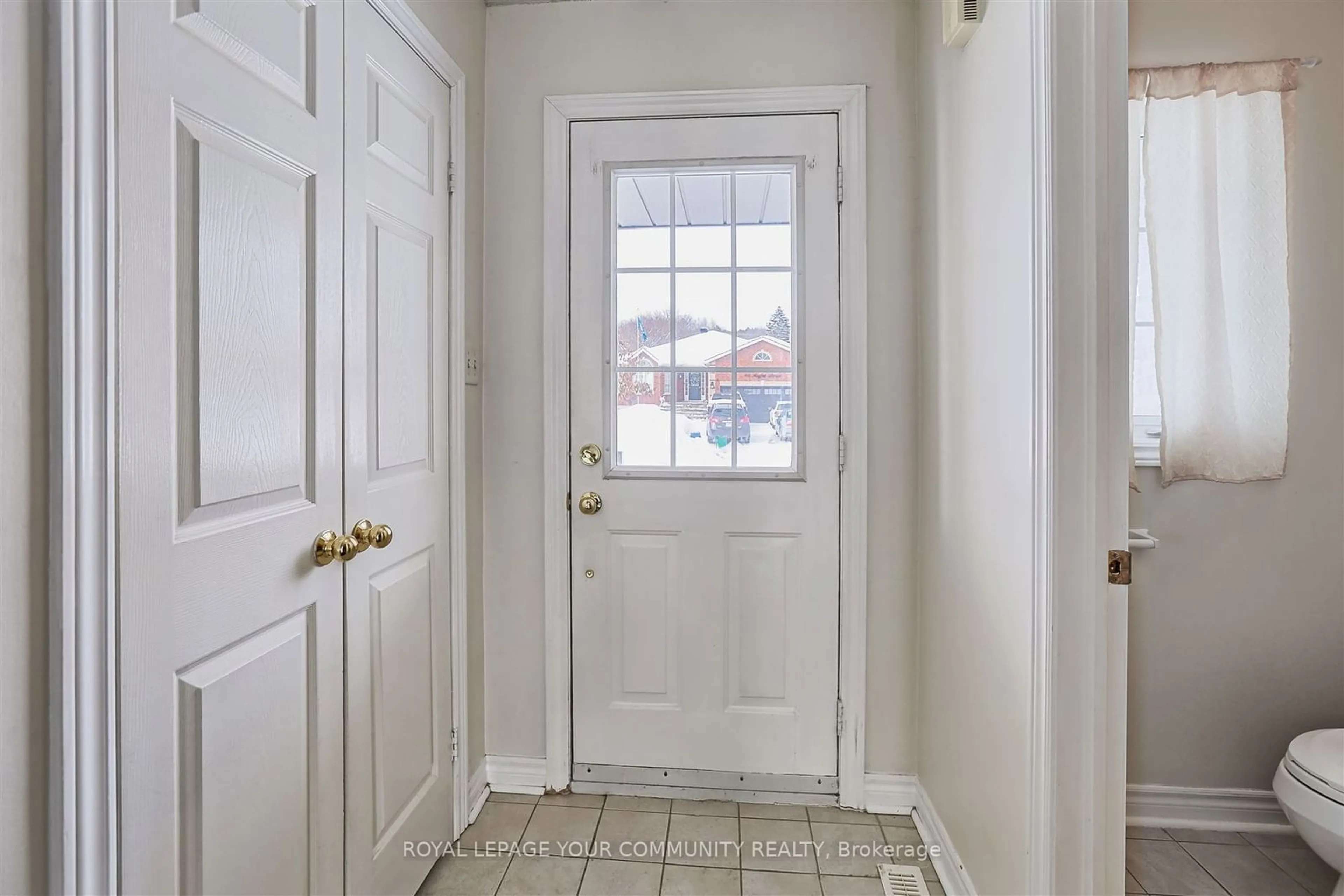 Indoor entryway for 99 Ruffet Dr, Barrie Ontario L4N 0N7