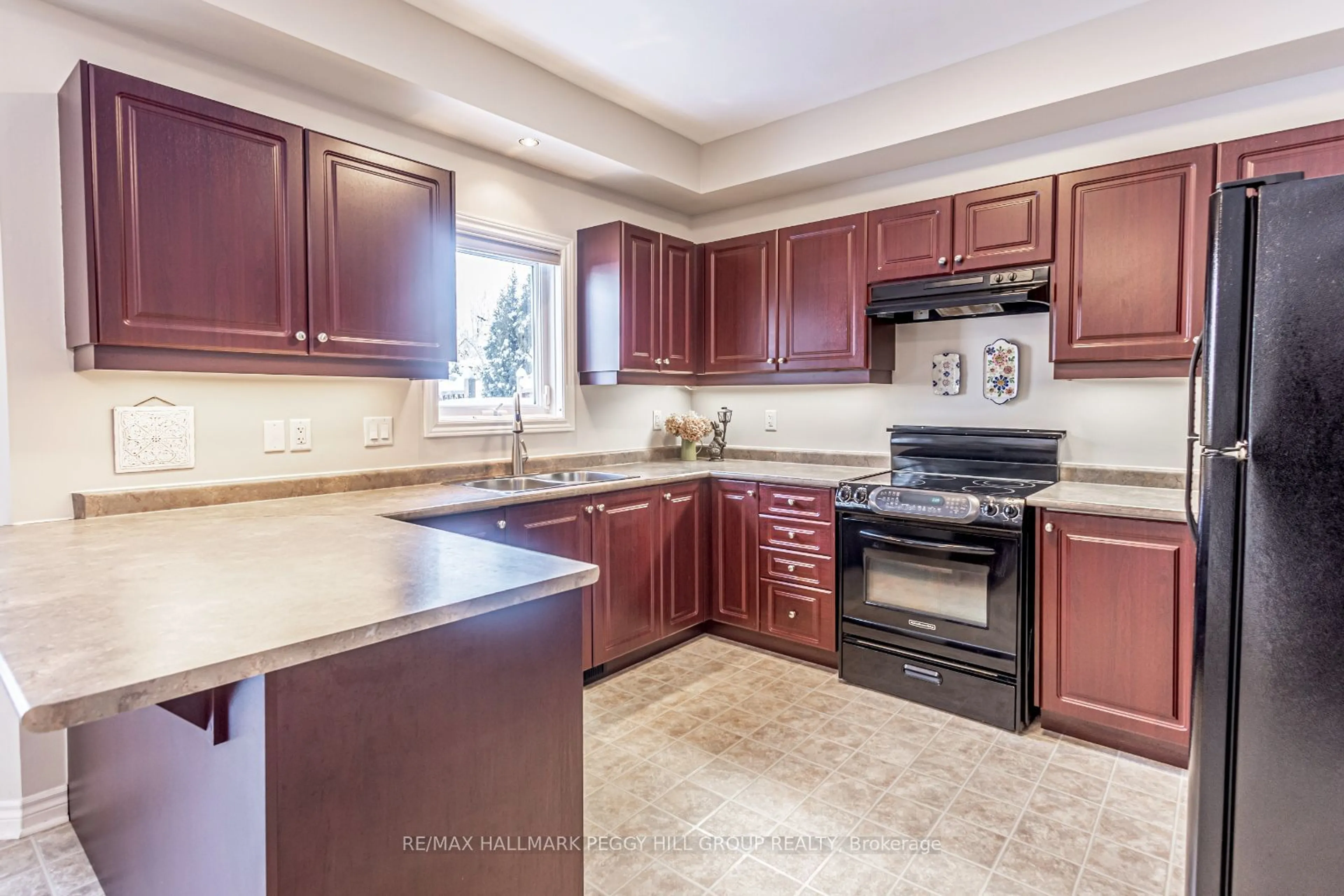 Standard kitchen, ceramic/tile floor for 312 Mapleton Ave, Barrie Ontario L4N 5V3