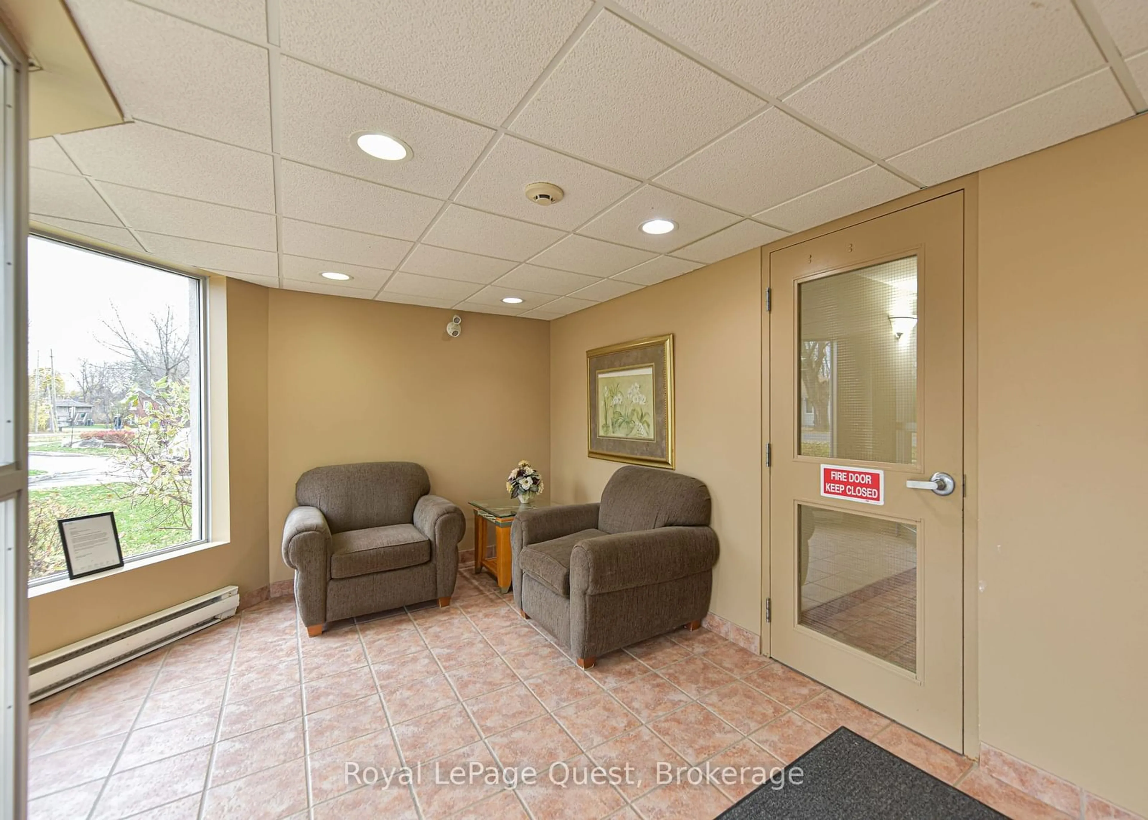 Indoor foyer for 107 BOND St #201, Orillia Ontario L3V 1J7