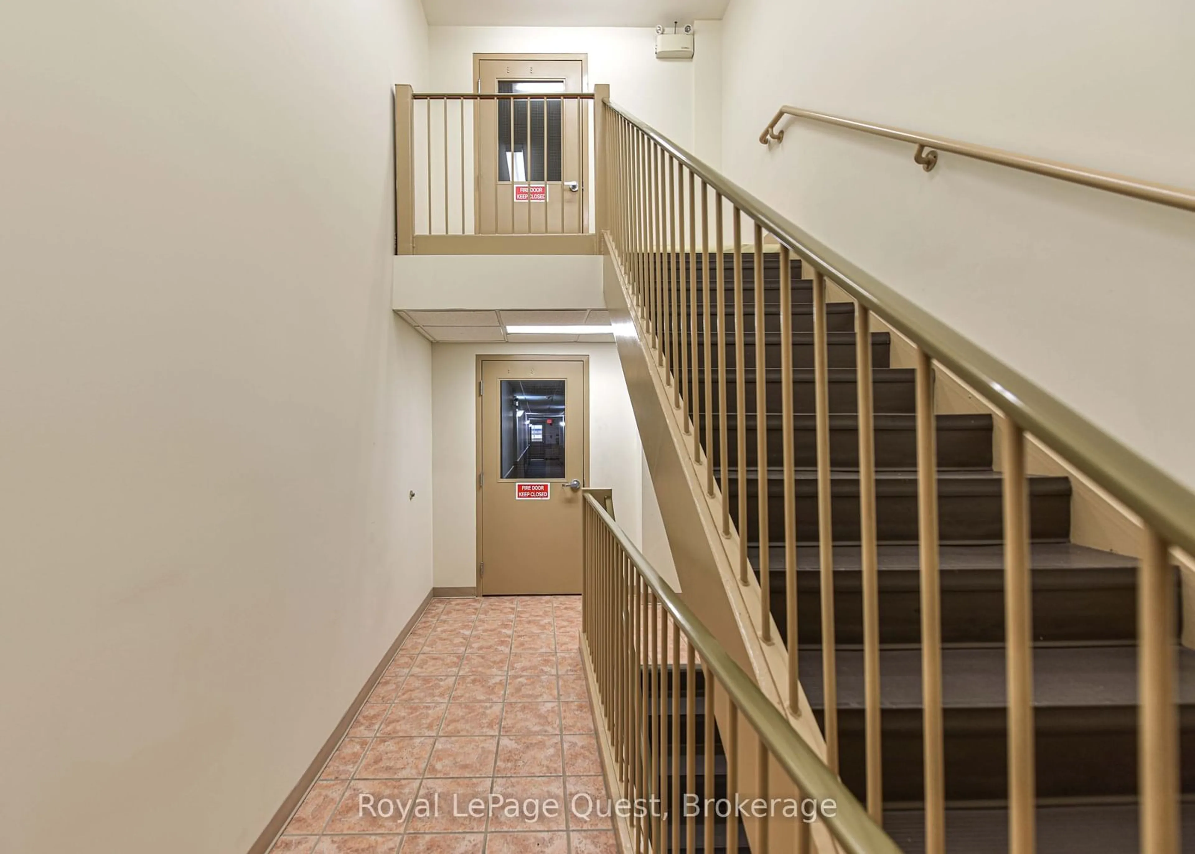 Indoor foyer for 107 BOND St #201, Orillia Ontario L3V 1J7