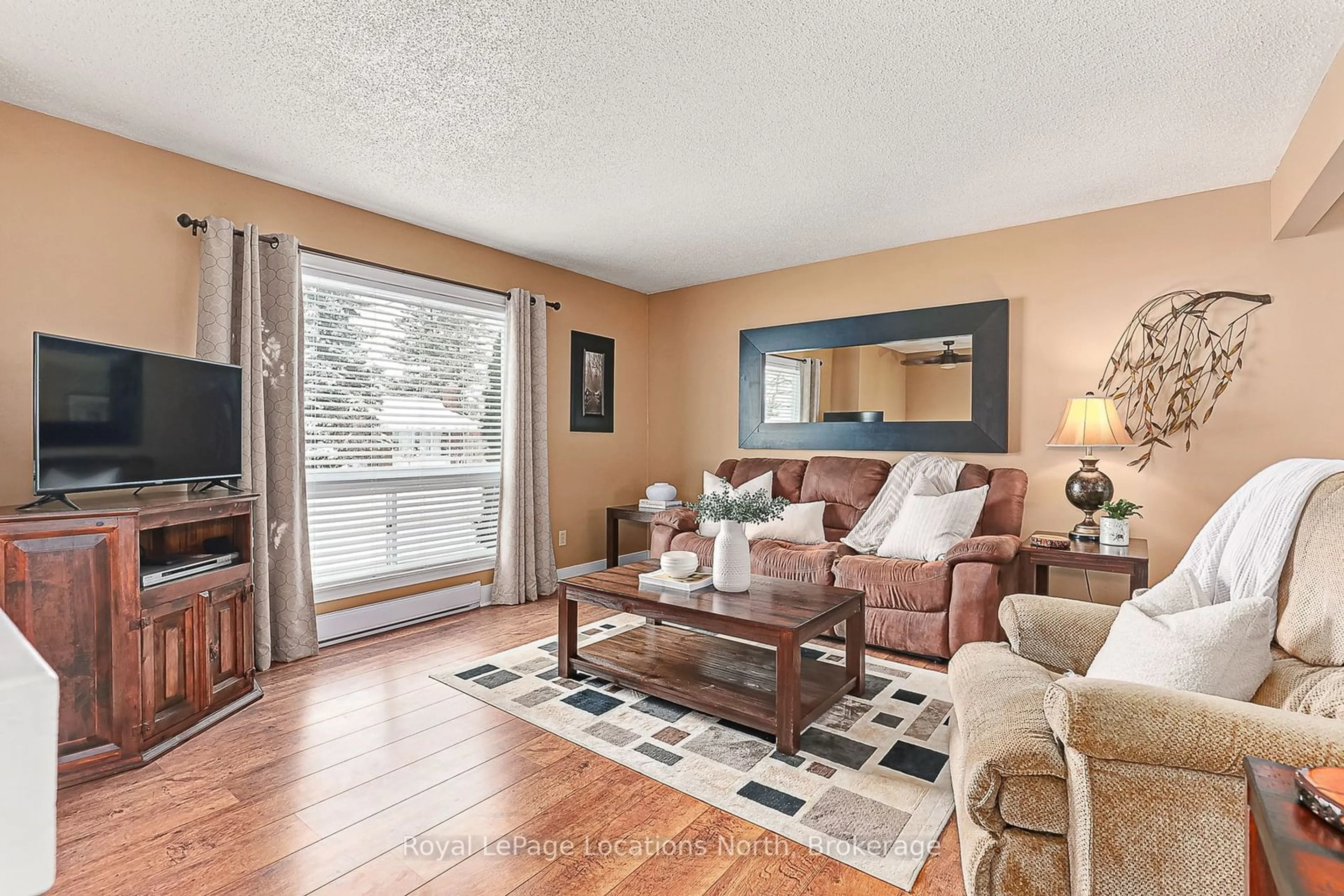 Living room with furniture, unknown for 293 Robinson St, Collingwood Ontario L9Y 3M4