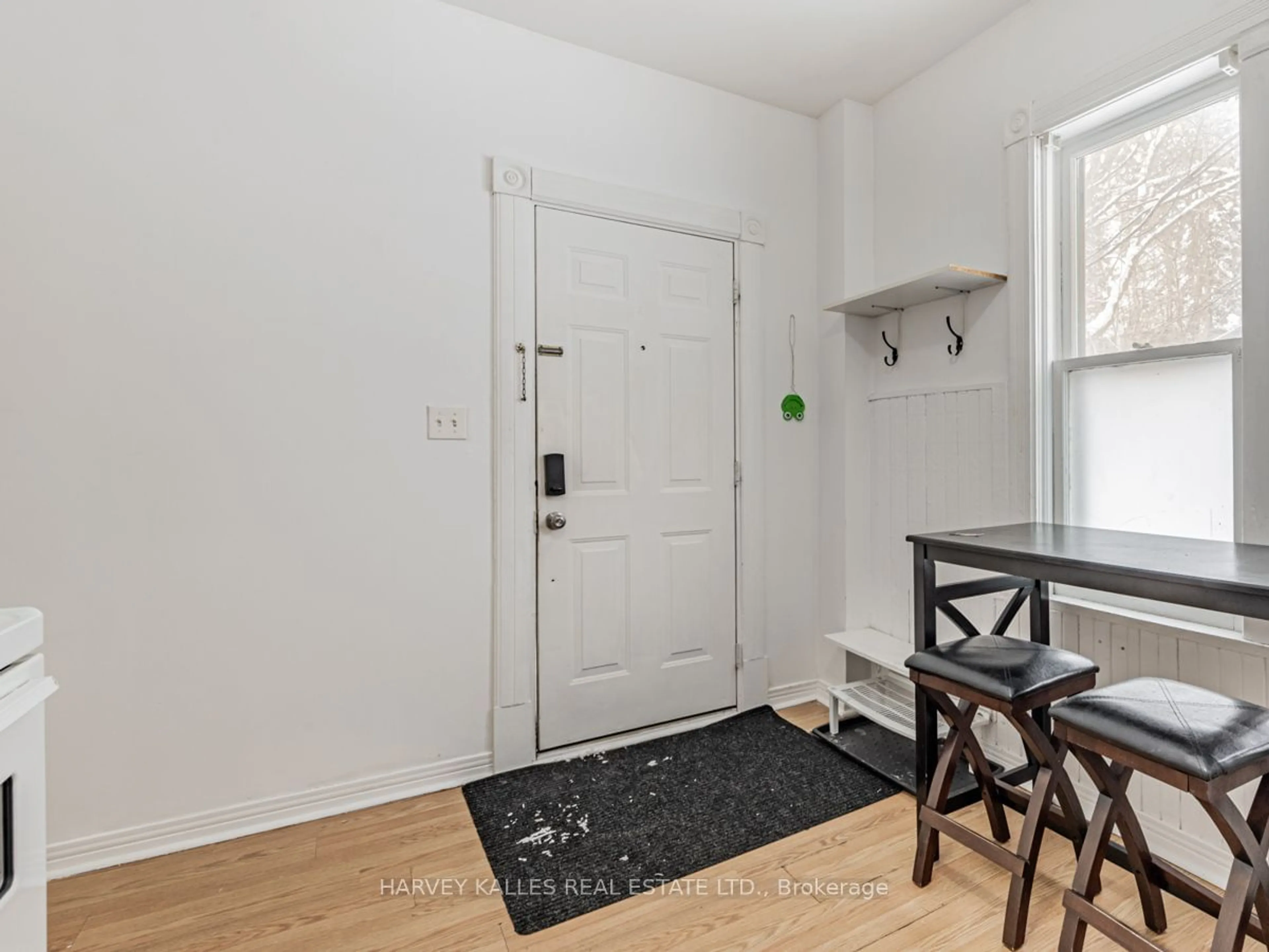 Indoor entryway for 29 Peel St, Barrie Ontario L4M 3K9