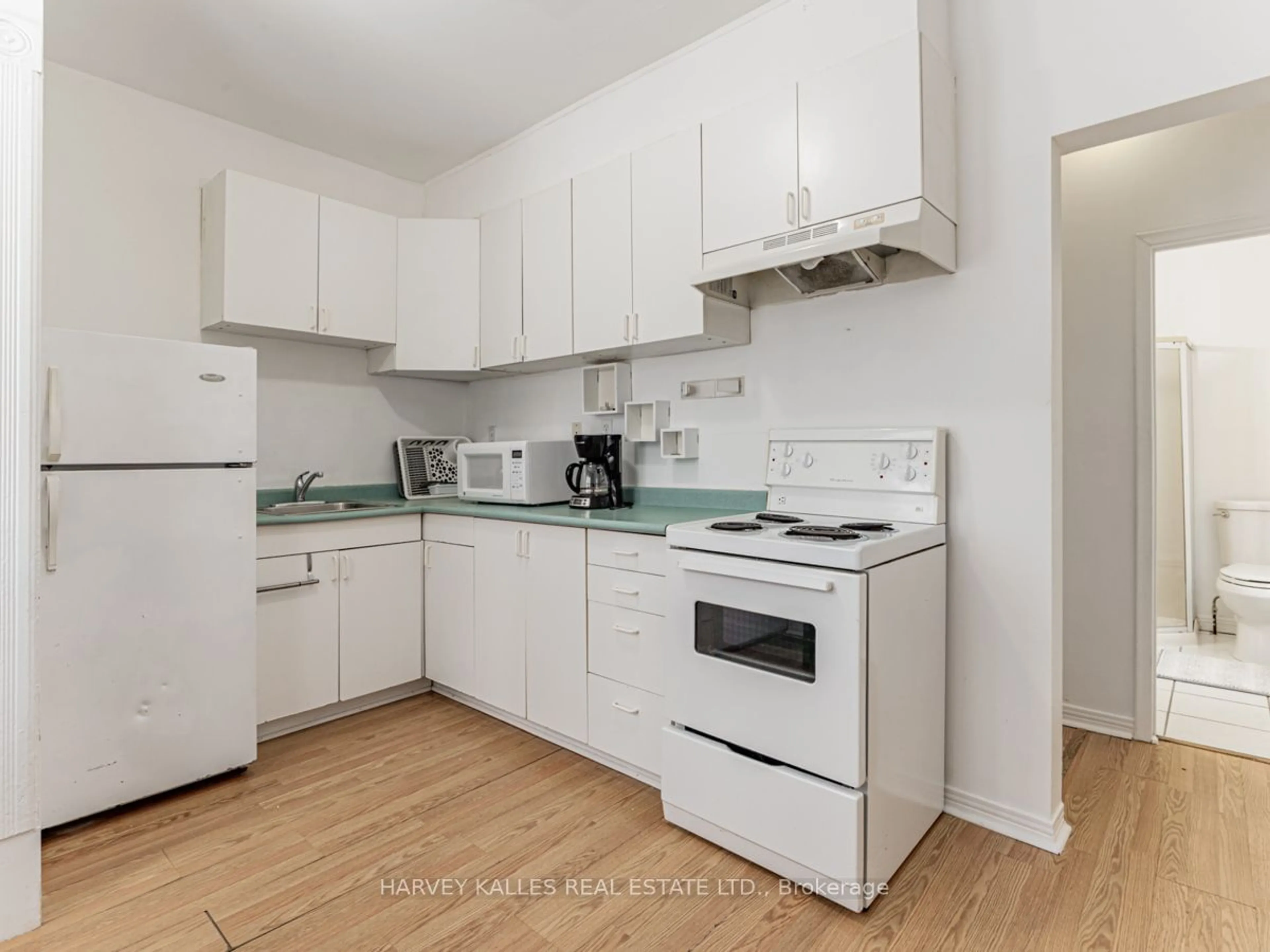 Standard kitchen, unknown for 29 Peel St, Barrie Ontario L4M 3K9