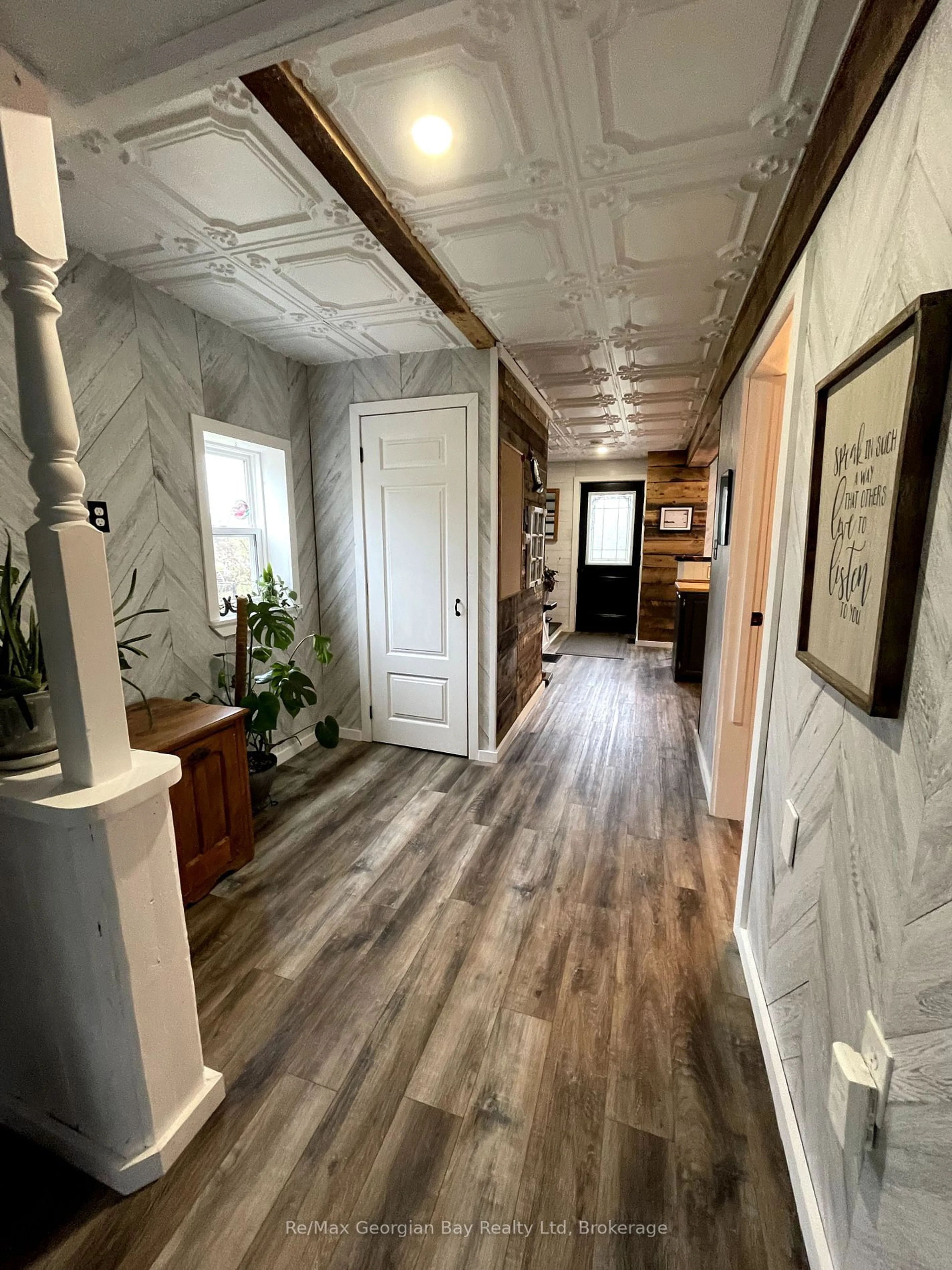 Indoor entryway for 2066 IRISH Line, Severn Ontario L0K 1E0