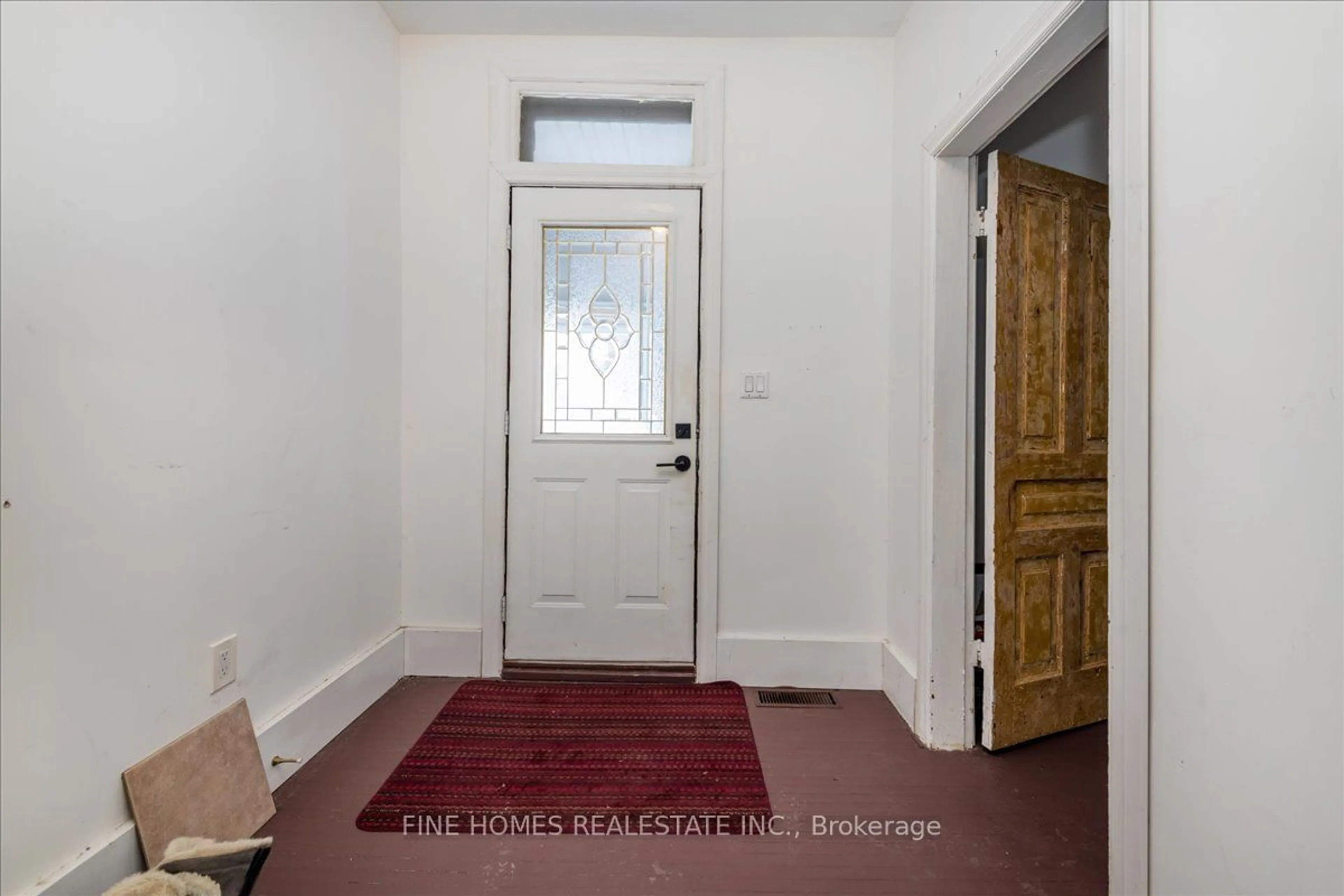 Indoor entryway for 119 Albert St, Orillia Ontario L3V 5L1