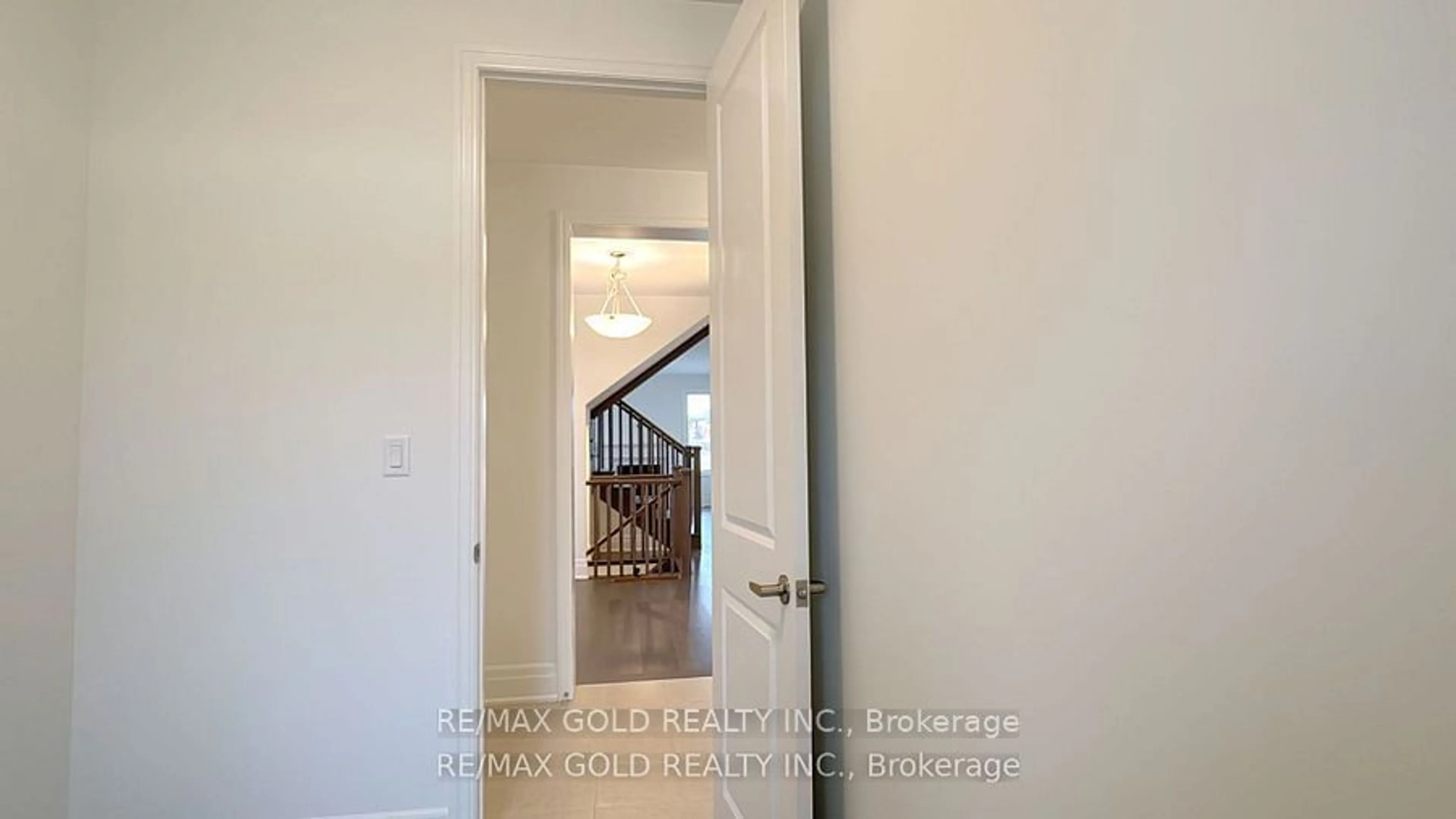 Indoor entryway for 4 McBride Tr, Barrie Ontario L9J 0Y9