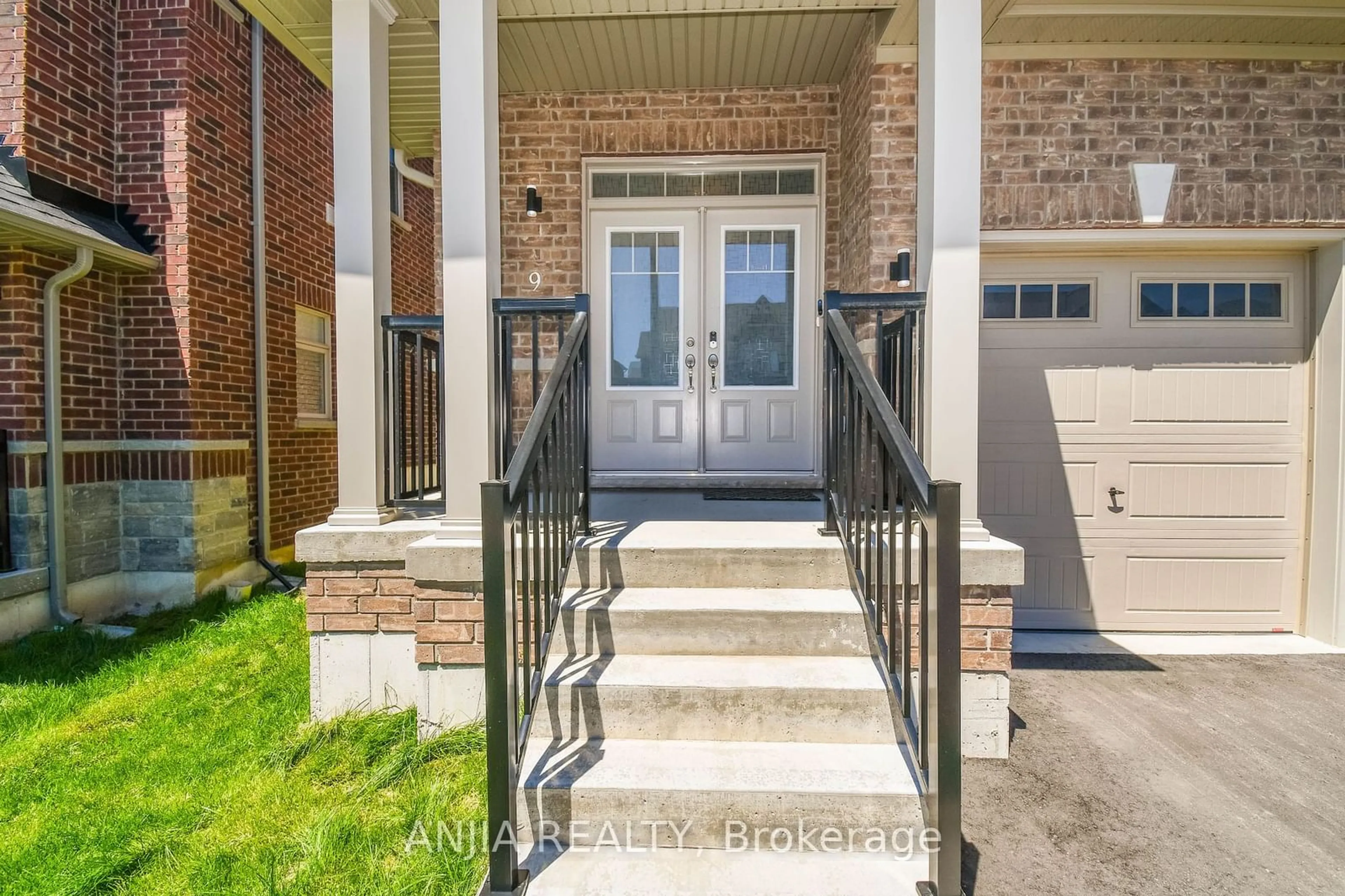 Indoor entryway for 9 Copperhill Hts, Barrie Ontario L9S 0K6