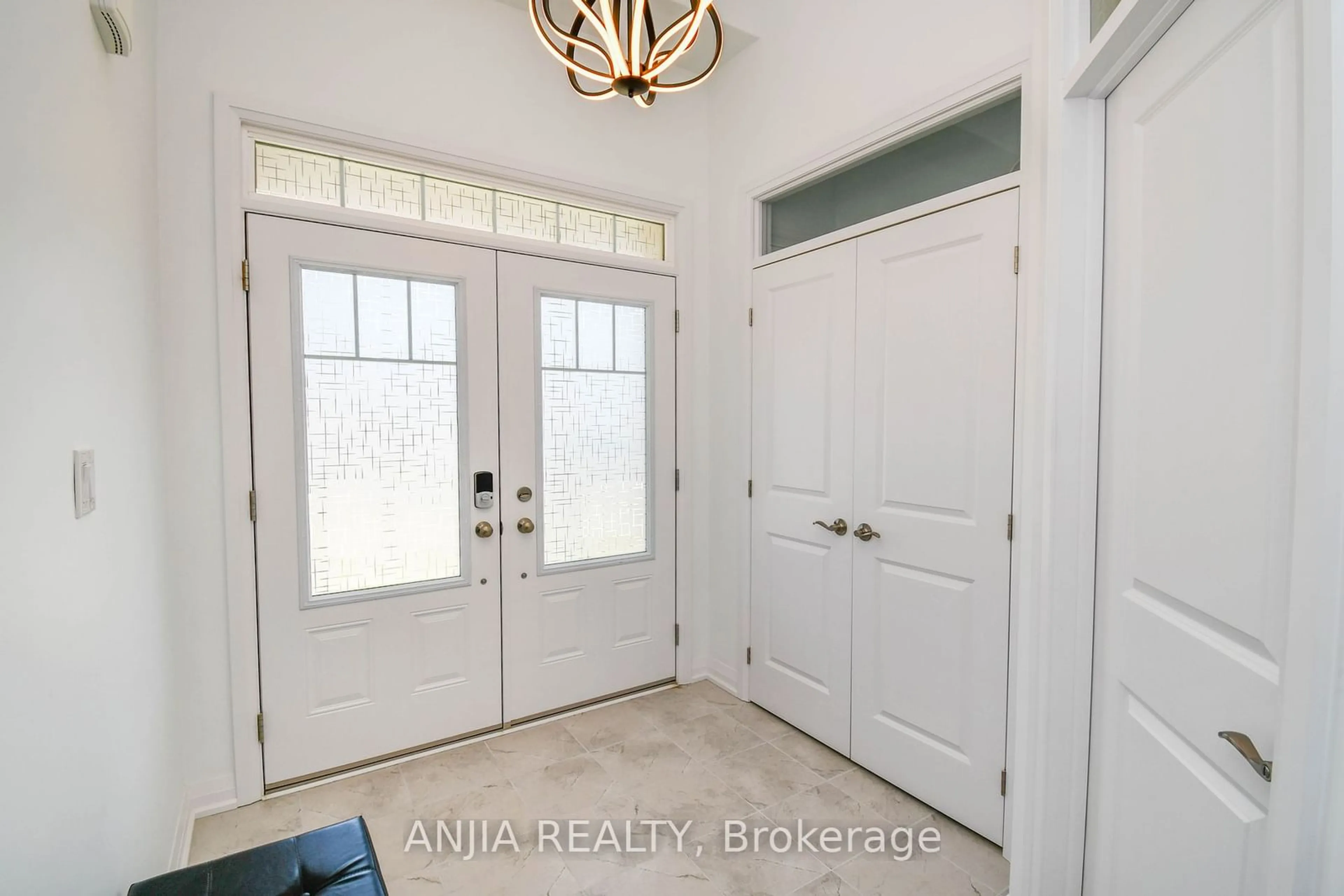 Indoor entryway for 9 Copperhill Hts, Barrie Ontario L9S 0K6