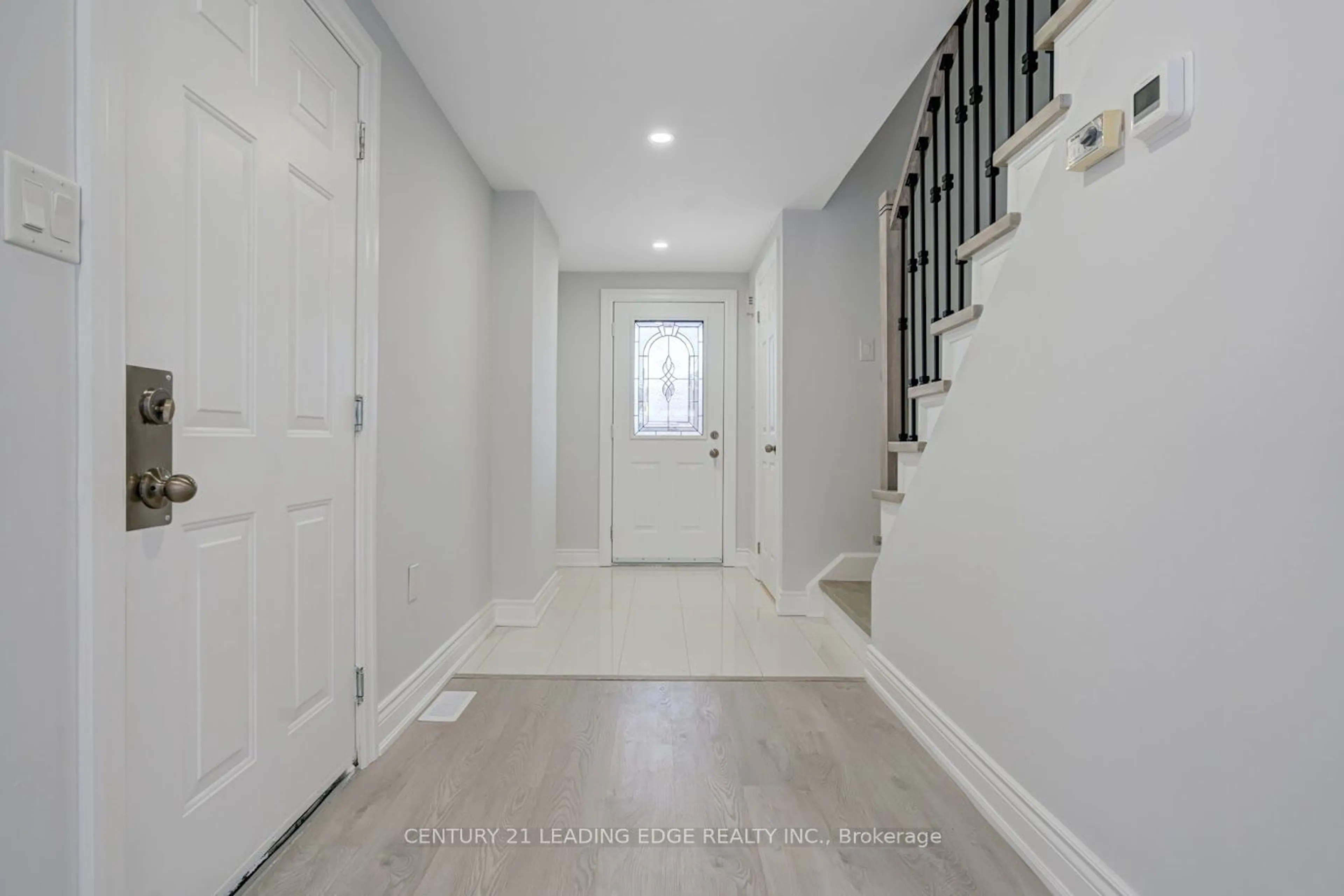 Indoor entryway for 232 Nathan Cres, Barrie Ontario L4N 0N3