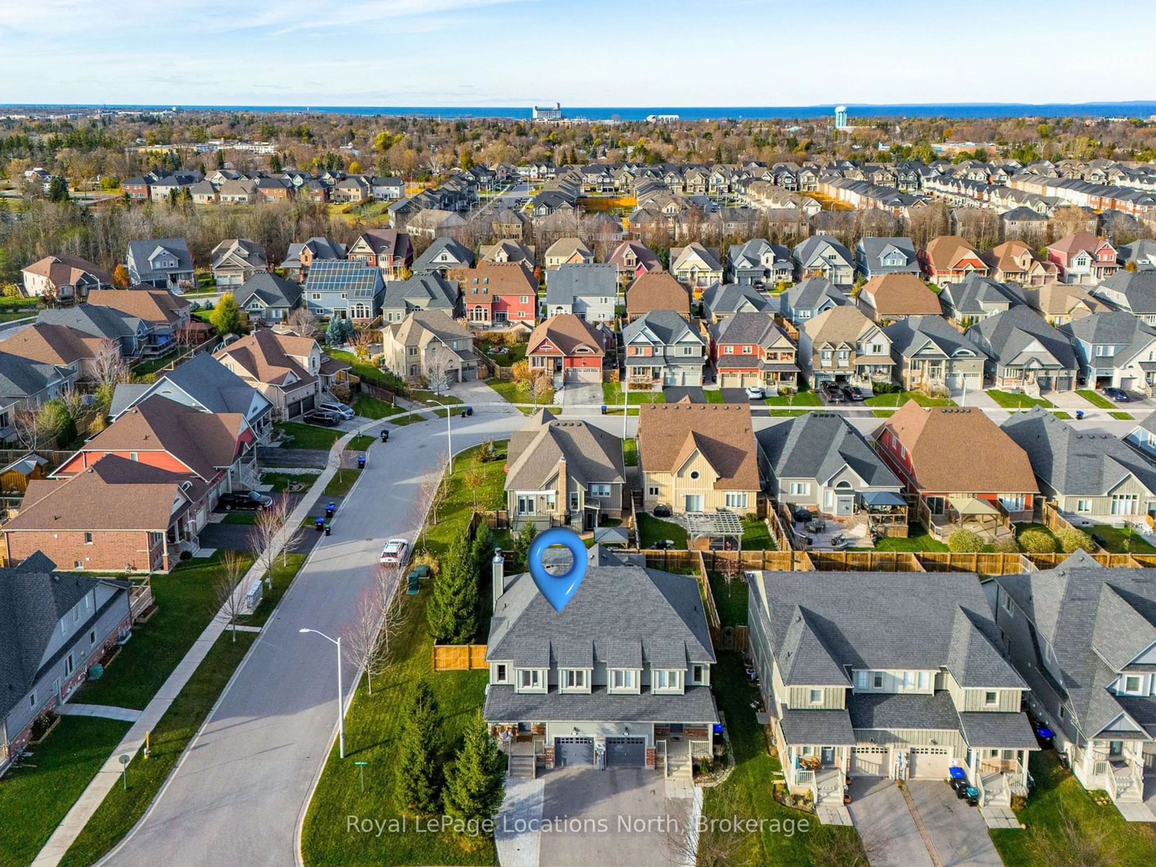 A pic from outside/outdoor area/front of a property/back of a property/a pic from drone, street for 21 Robertson St, Collingwood Ontario L9Y 0X1