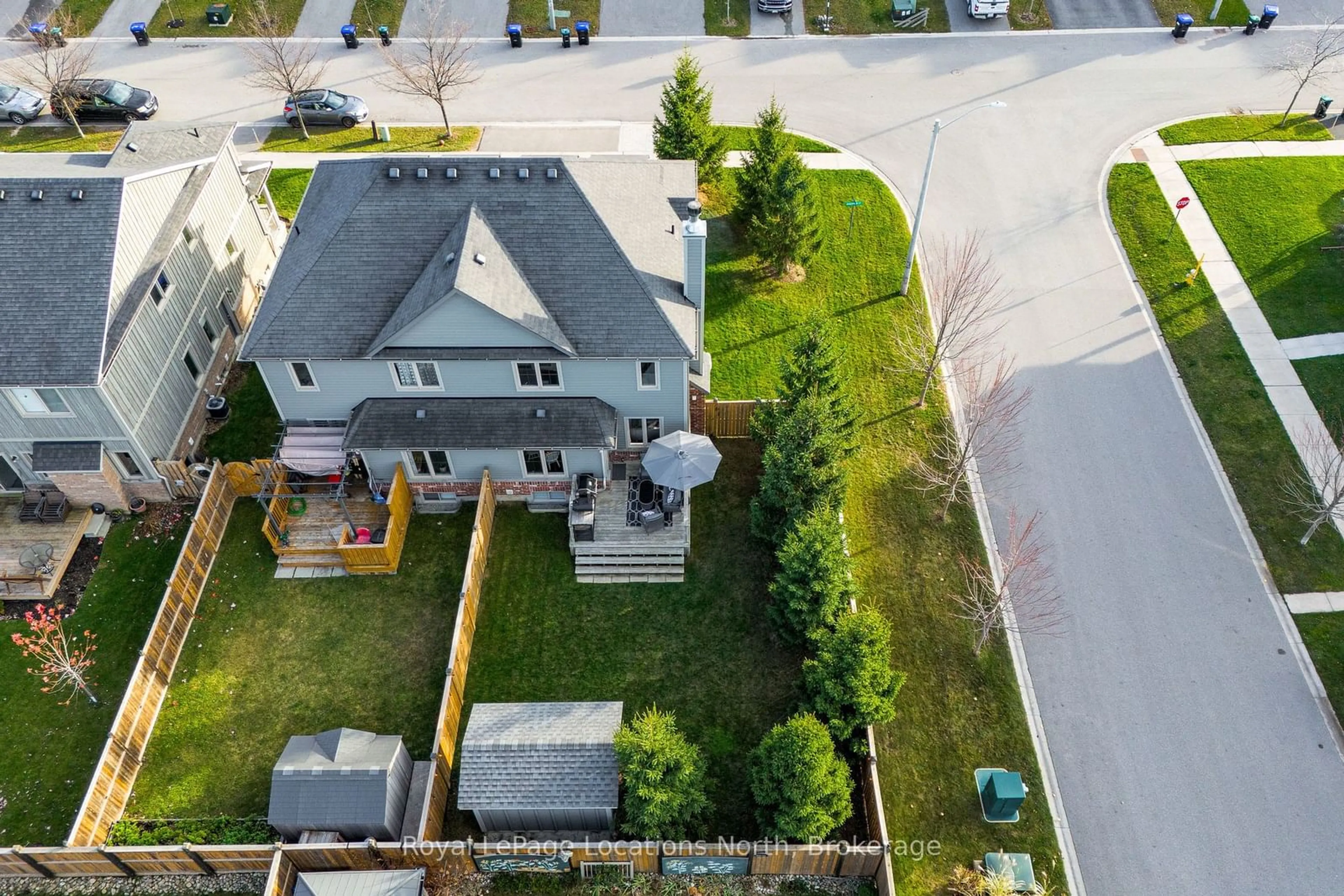 A pic from outside/outdoor area/front of a property/back of a property/a pic from drone, street for 21 Robertson St, Collingwood Ontario L9Y 0X1