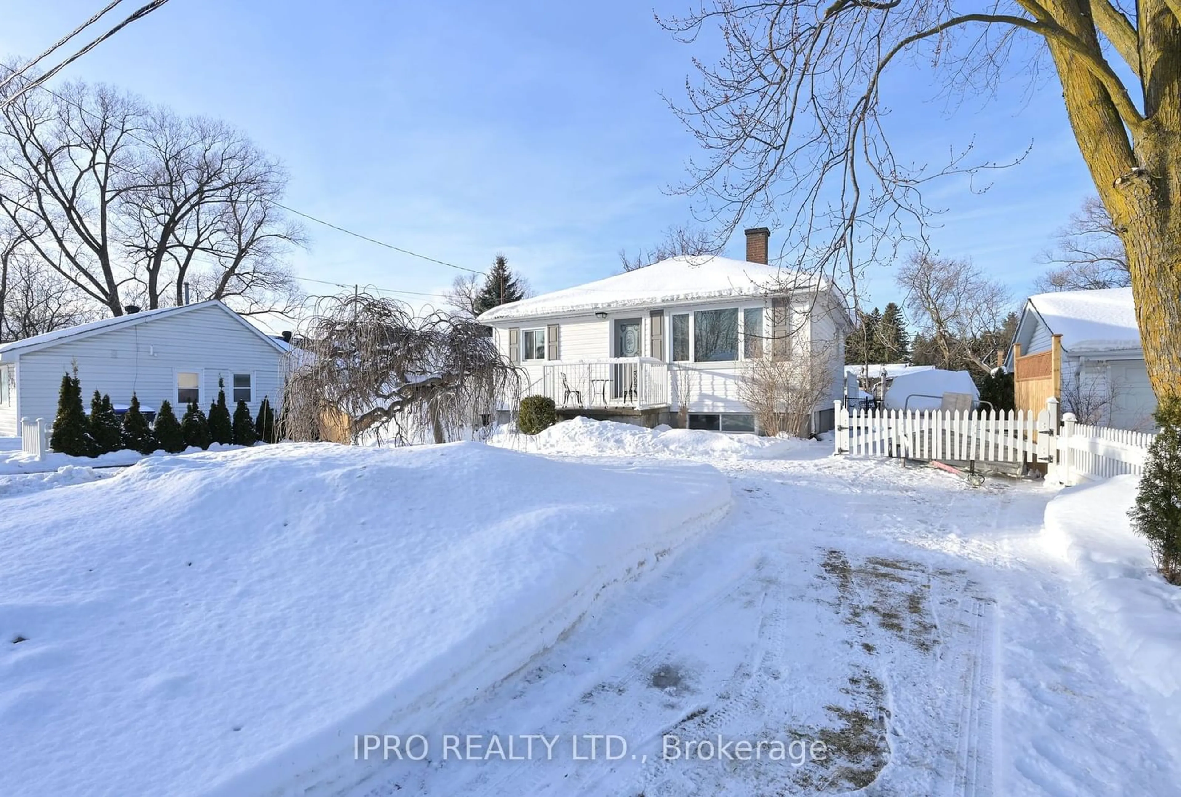 A pic from outside/outdoor area/front of a property/back of a property/a pic from drone, street for 204 Brock St, Clearview Ontario L0M 1S0