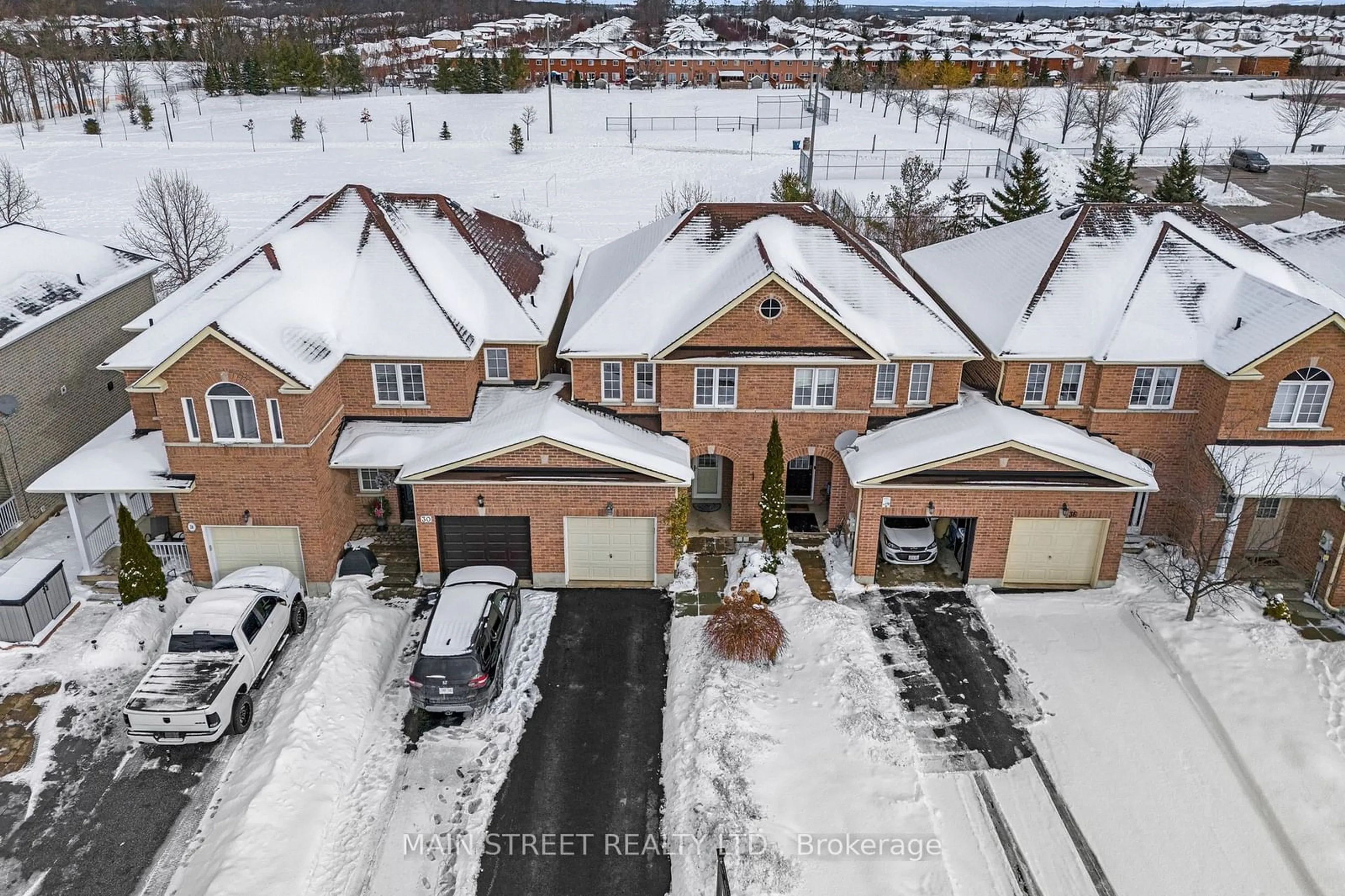 A pic from outside/outdoor area/front of a property/back of a property/a pic from drone, street for 32 Arch Brown Crt, Barrie Ontario L4M 0C6