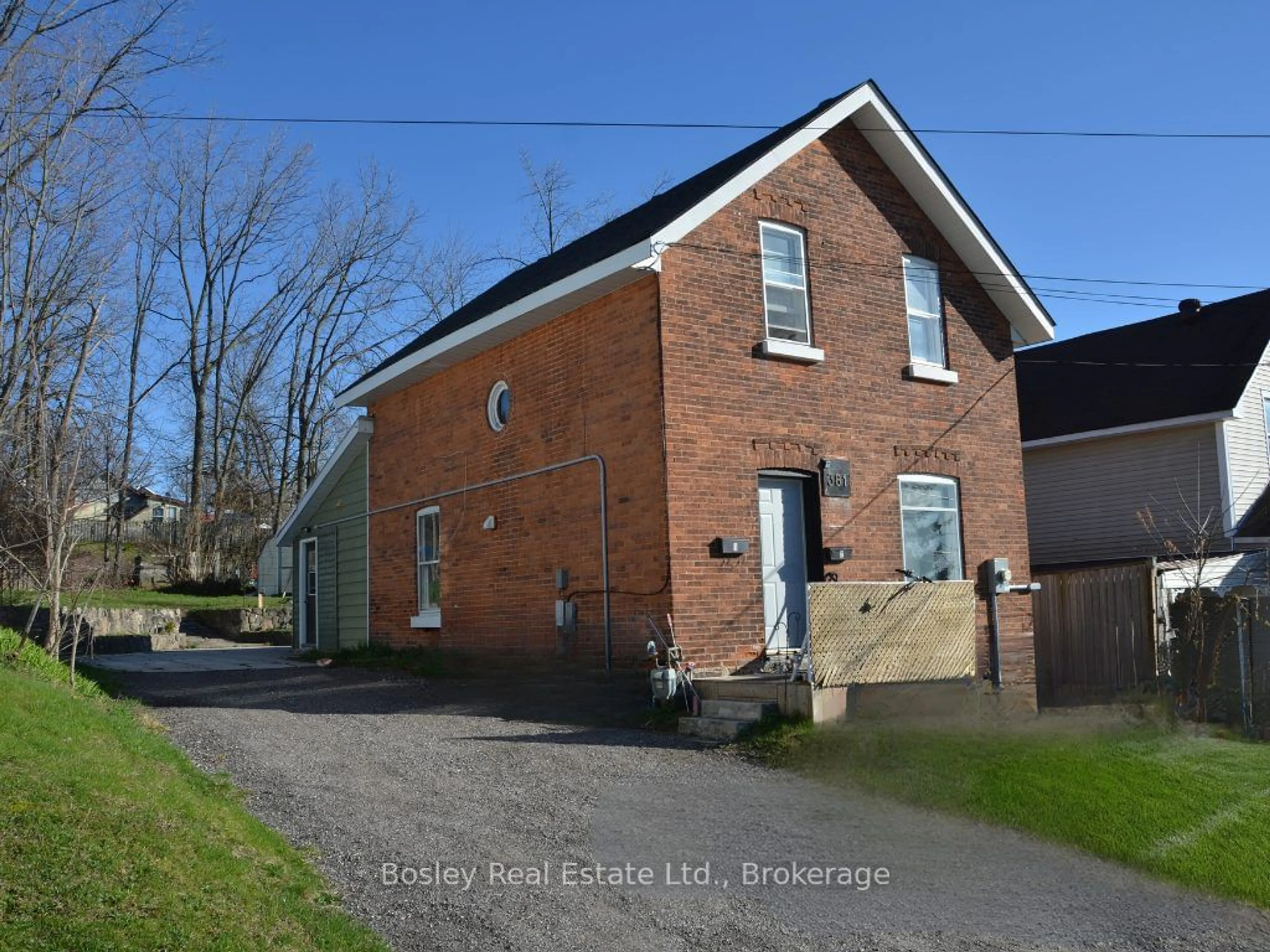 A pic from outside/outdoor area/front of a property/back of a property/a pic from drone, building for 381 Gloucester St, Midland Ontario L4R 1J2