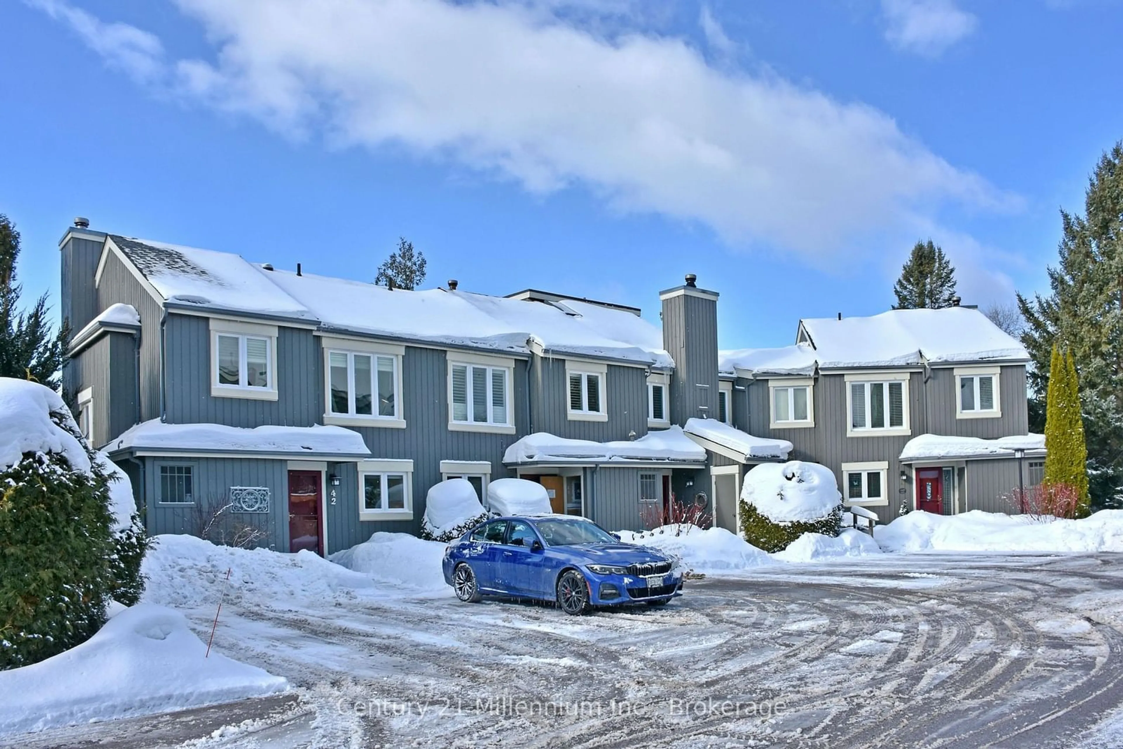 A pic from outside/outdoor area/front of a property/back of a property/a pic from drone, street for 133 Fairway Cres #42, Collingwood Ontario L9Y 5B4