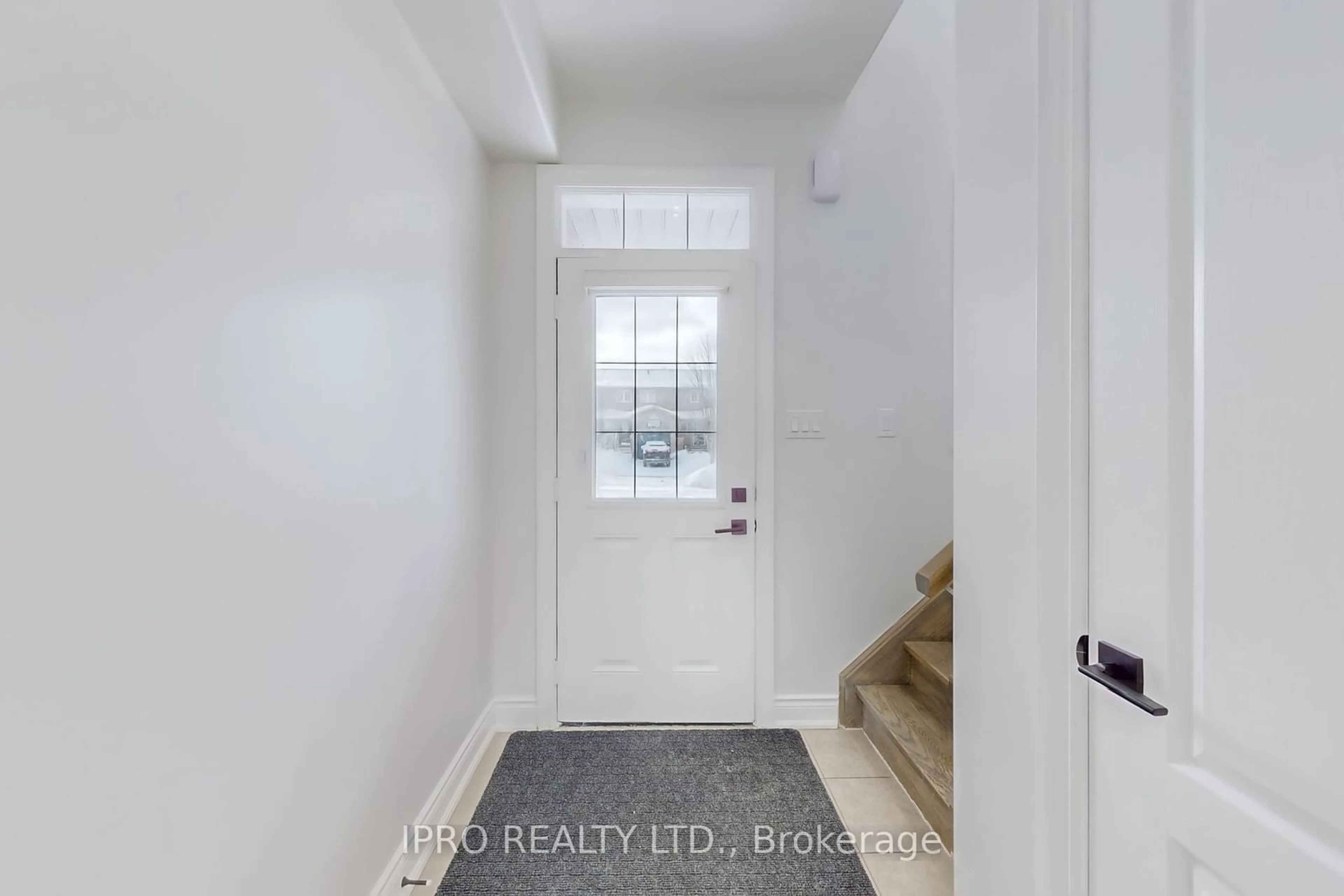 Indoor entryway for 104 Nathan Cres, Barrie Ontario L4N 0S6