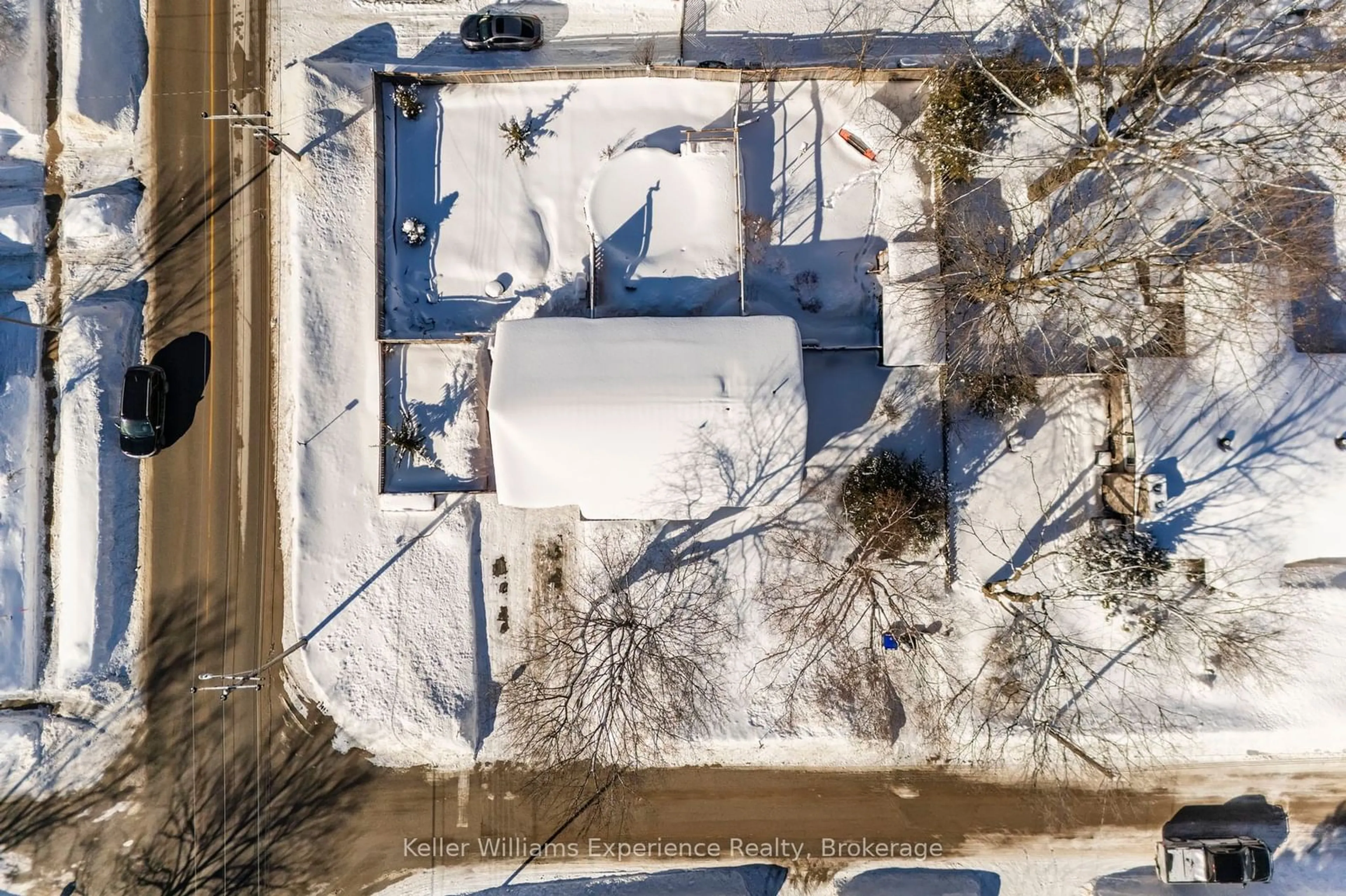 A pic from outside/outdoor area/front of a property/back of a property/a pic from drone, unknown for 768 Bay St, Midland Ontario L4R 1M4