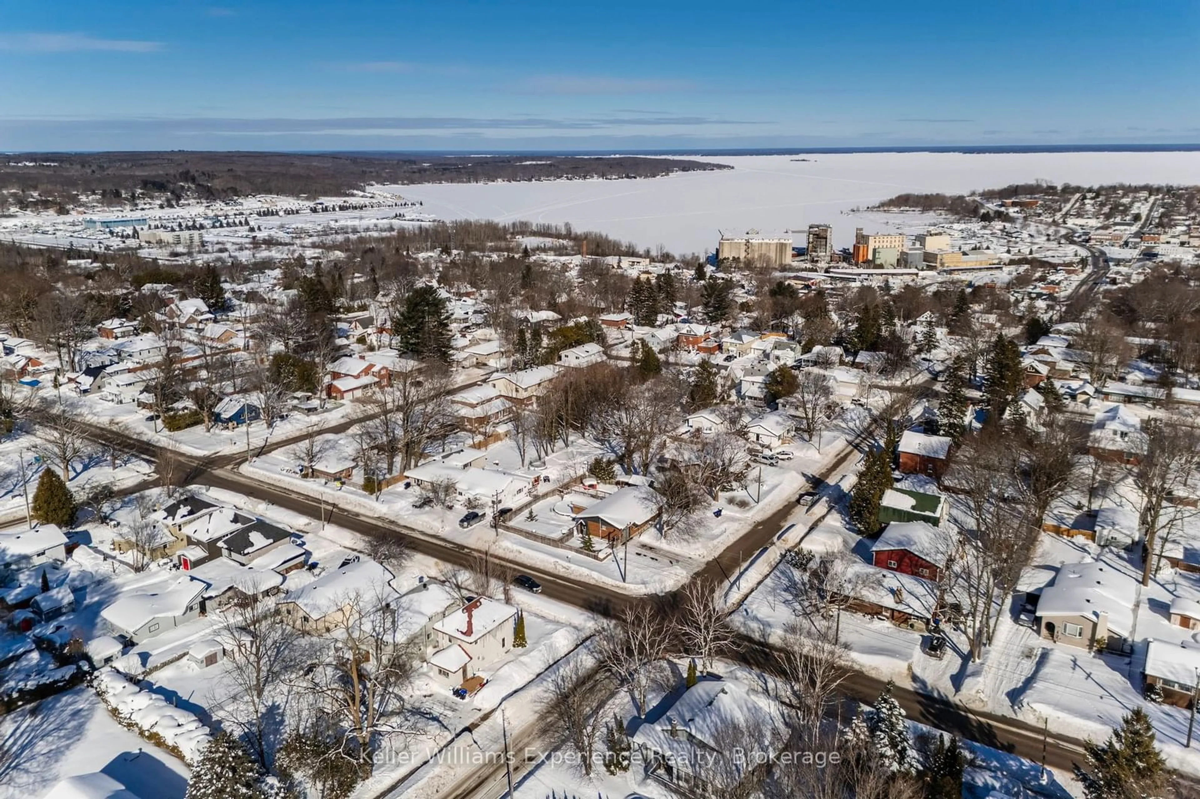 A pic from outside/outdoor area/front of a property/back of a property/a pic from drone, street for 768 Bay St, Midland Ontario L4R 1M4