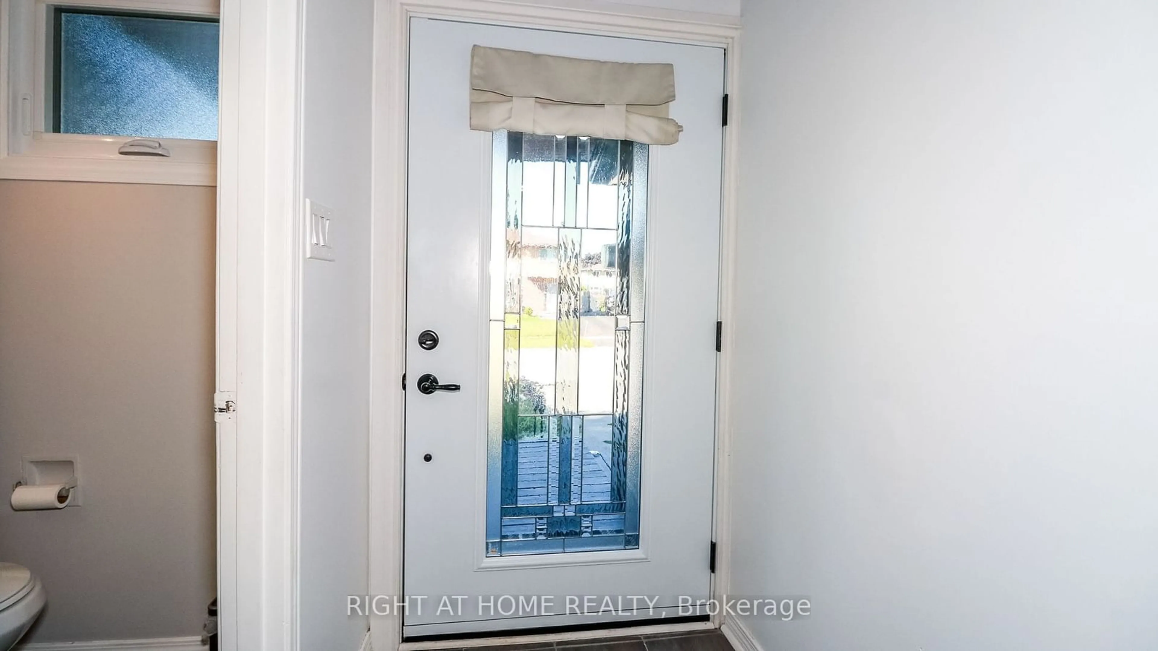 Indoor entryway for 96 Chaucer Cres, Barrie Ontario L4N 4T7