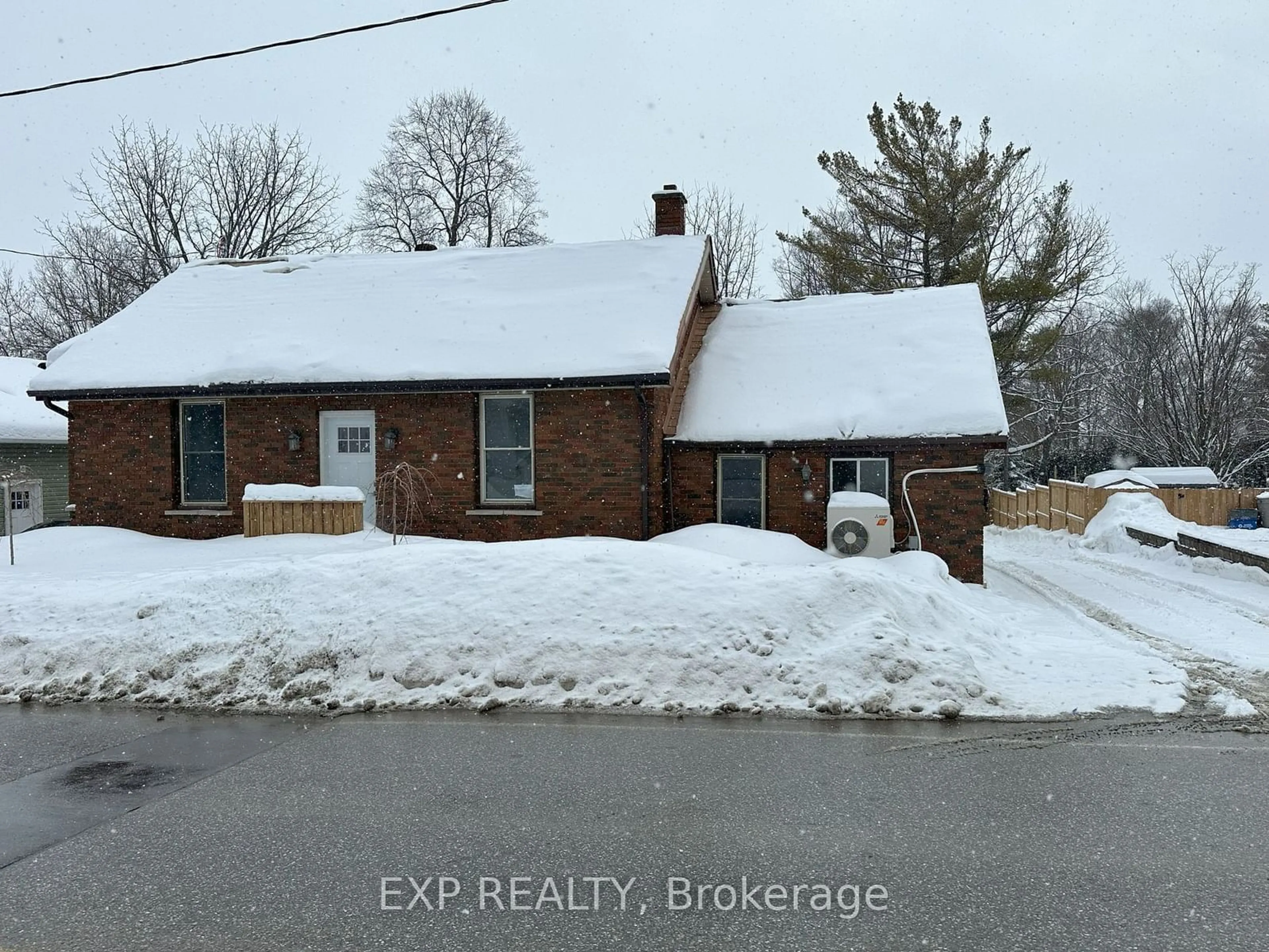 A pic from outside/outdoor area/front of a property/back of a property/a pic from drone, street for 47 Grove St, Barrie Ontario L4M 2N9