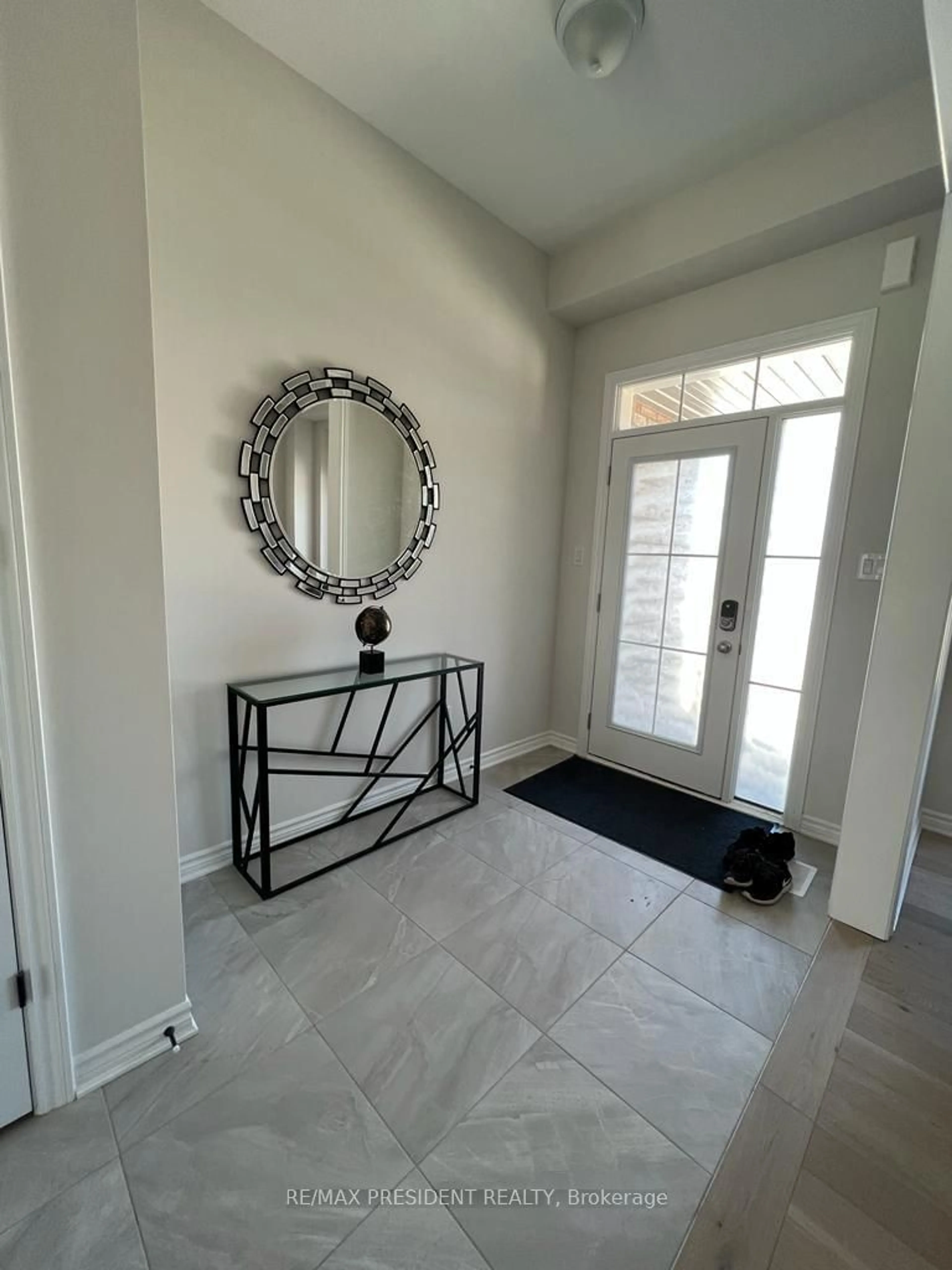 Indoor entryway for 124 Kirby Ave, Collingwood Ontario L9Y 4C5