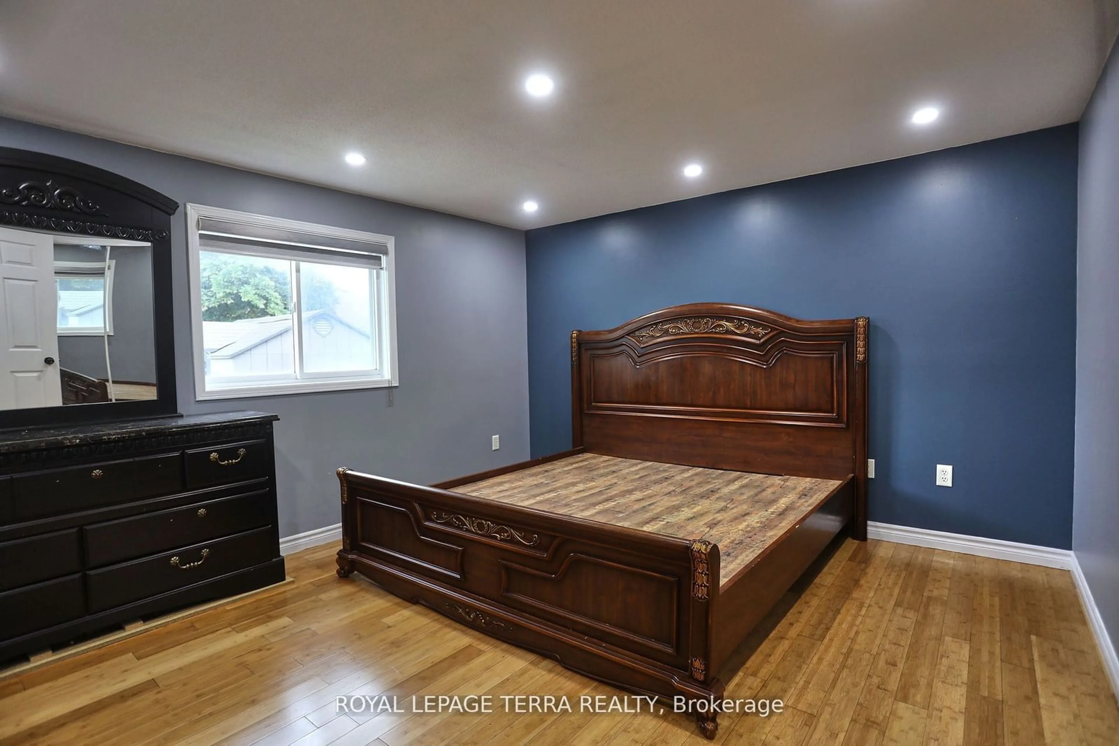 Bedroom with bed, wood/laminate floor for 38 Ambler Bay, Barrie Ontario L4M 7A5