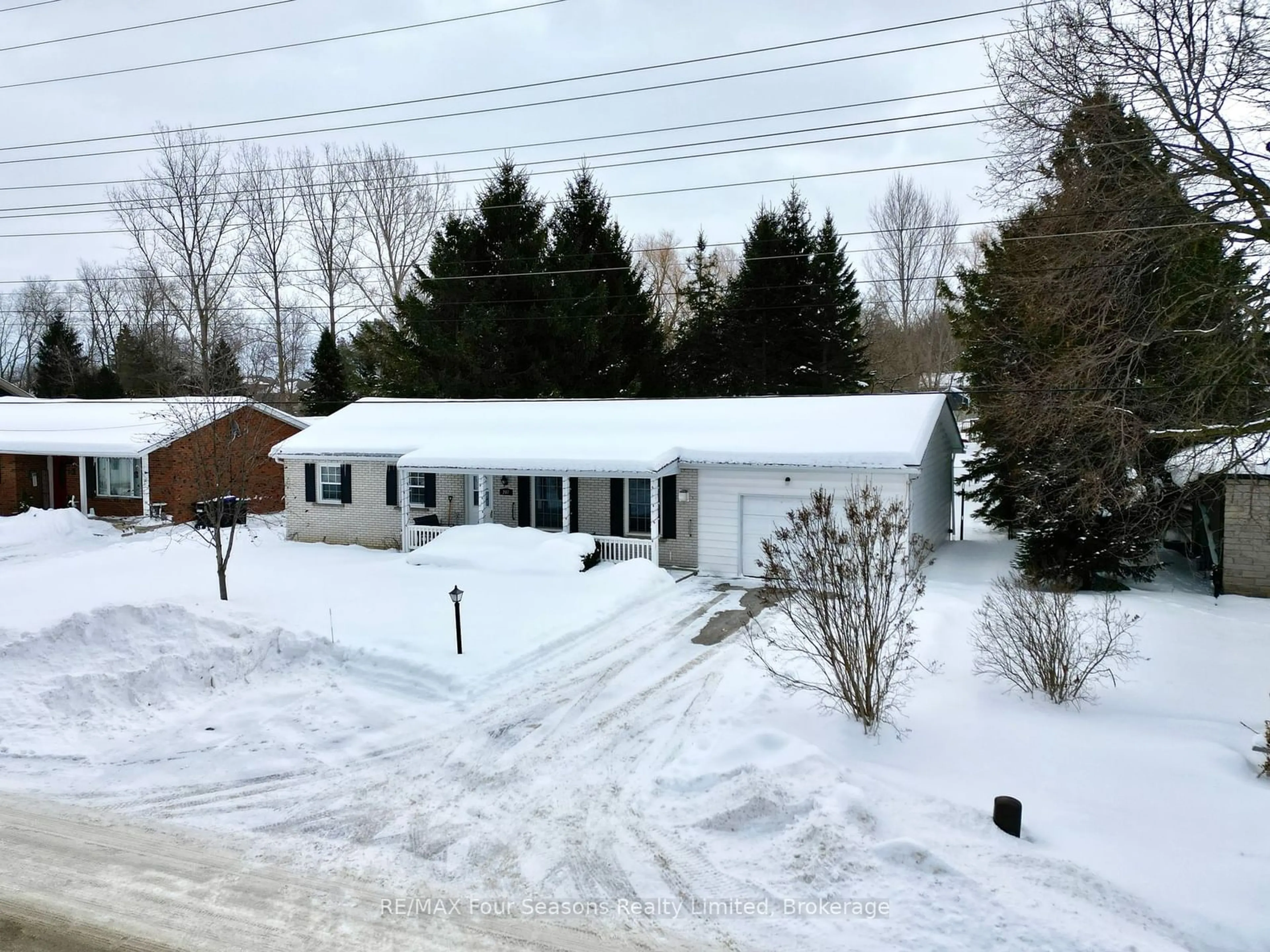 A pic from outside/outdoor area/front of a property/back of a property/a pic from drone, street for 207 CHRISTOPHER St, Clearview Ontario L0M 1S0