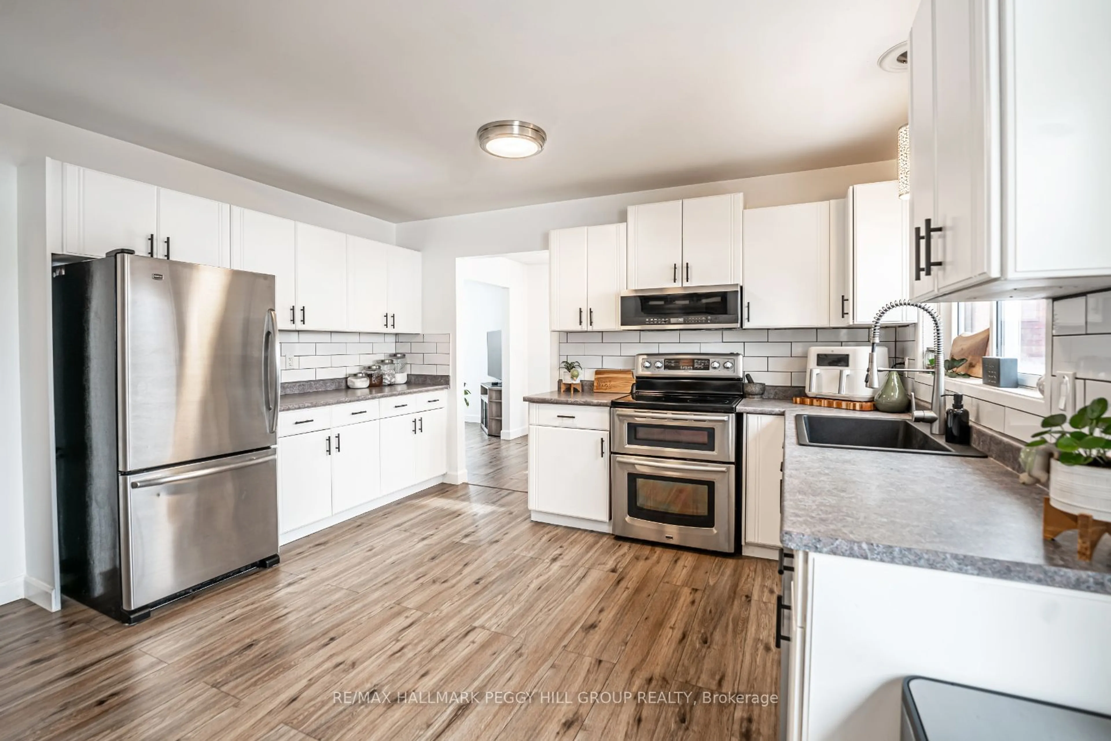 Open concept kitchen, unknown for 7 Bay Crt, Penetanguishene Ontario L9M 1E1