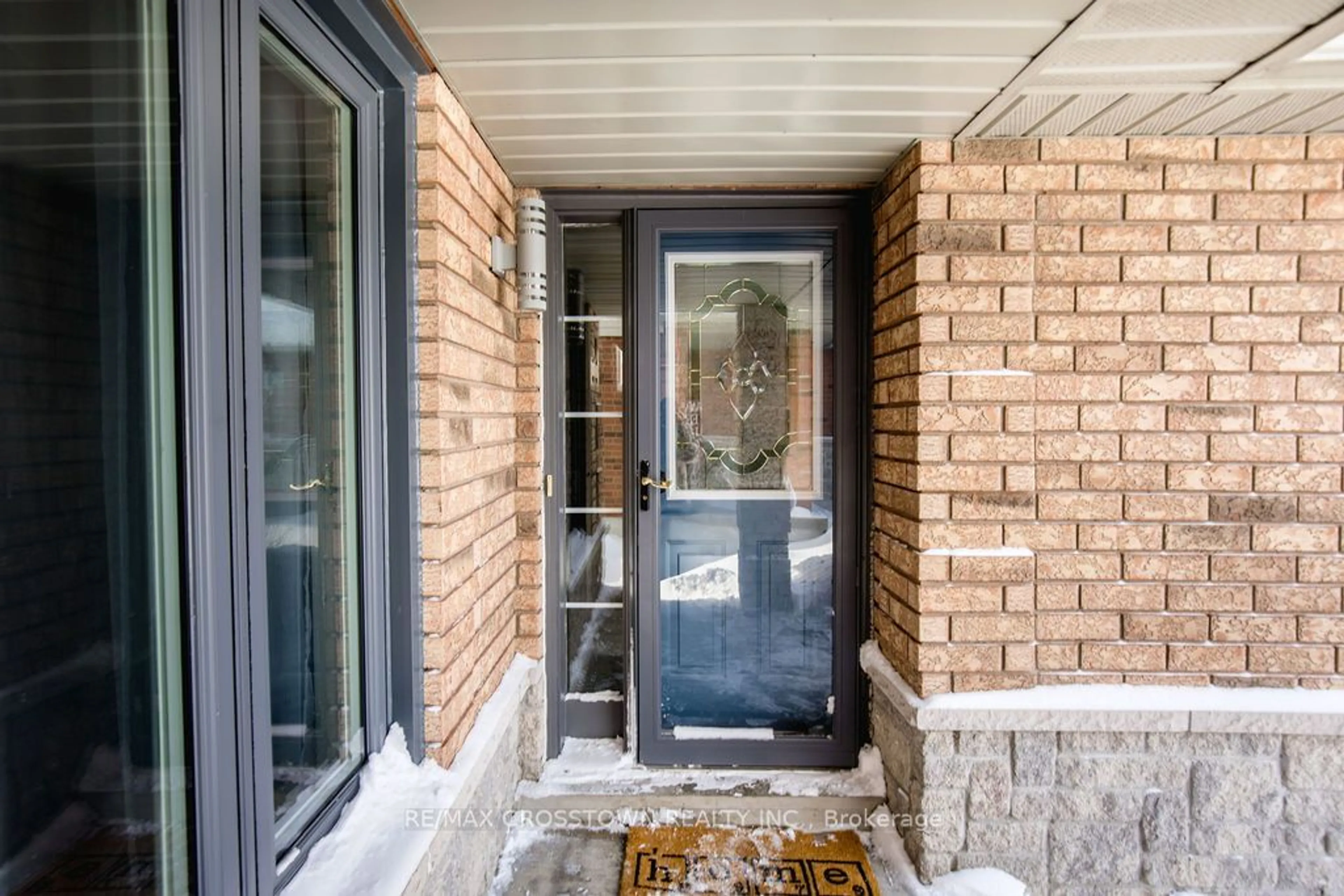 Indoor entryway for 7 Hemlock Crt, Barrie Ontario L4N 9N5