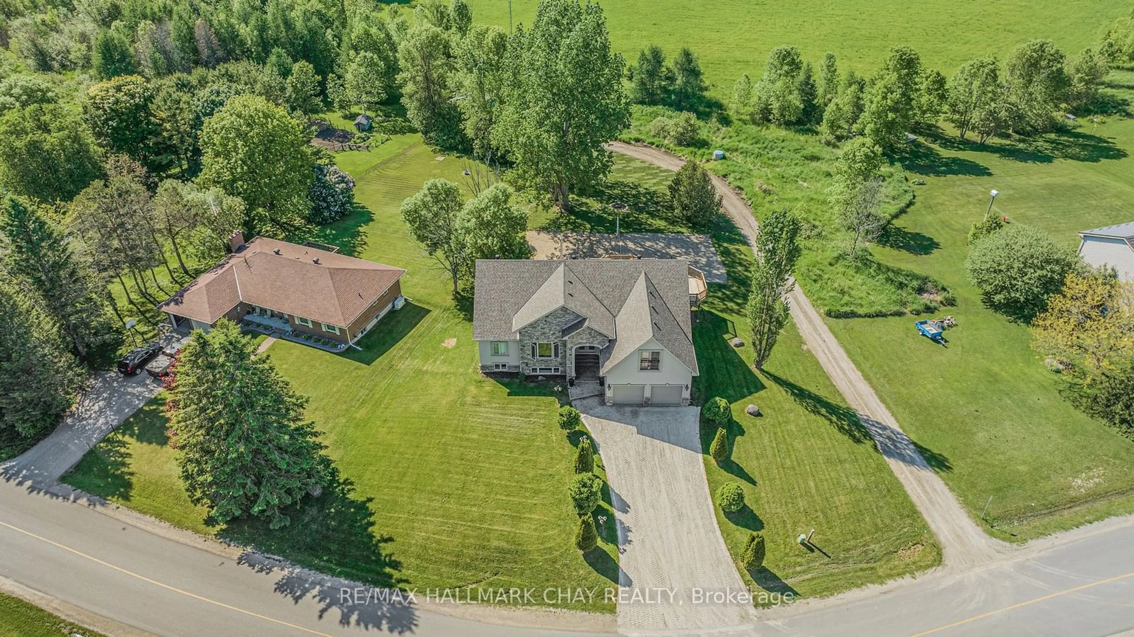 A pic from outside/outdoor area/front of a property/back of a property/a pic from drone, unknown for 42 Maplewood Pkwy, Oro-Medonte Ontario L3V 6H1