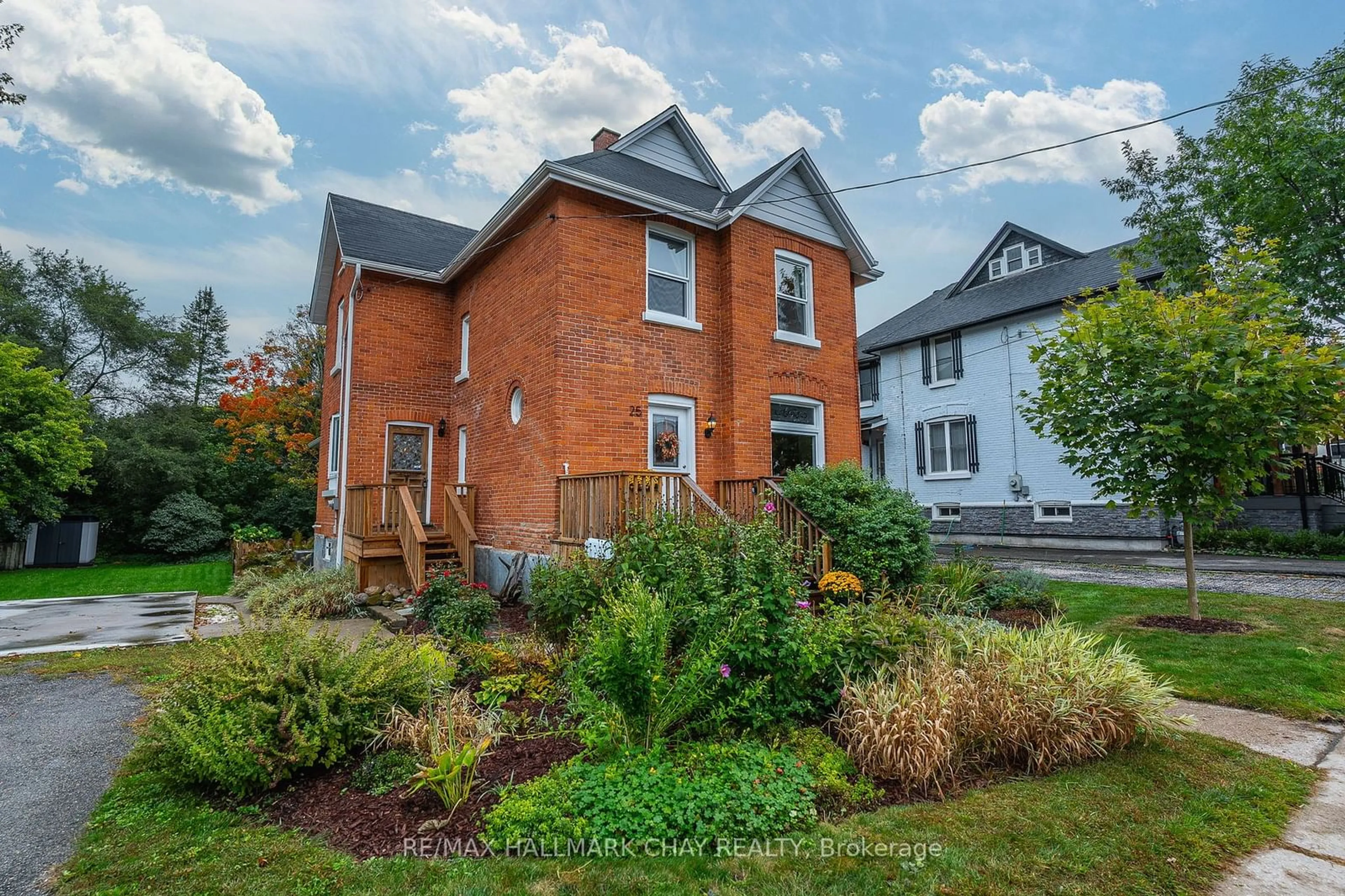 Home with brick exterior material, street for 25 William St, Barrie Ontario L4N 3J4