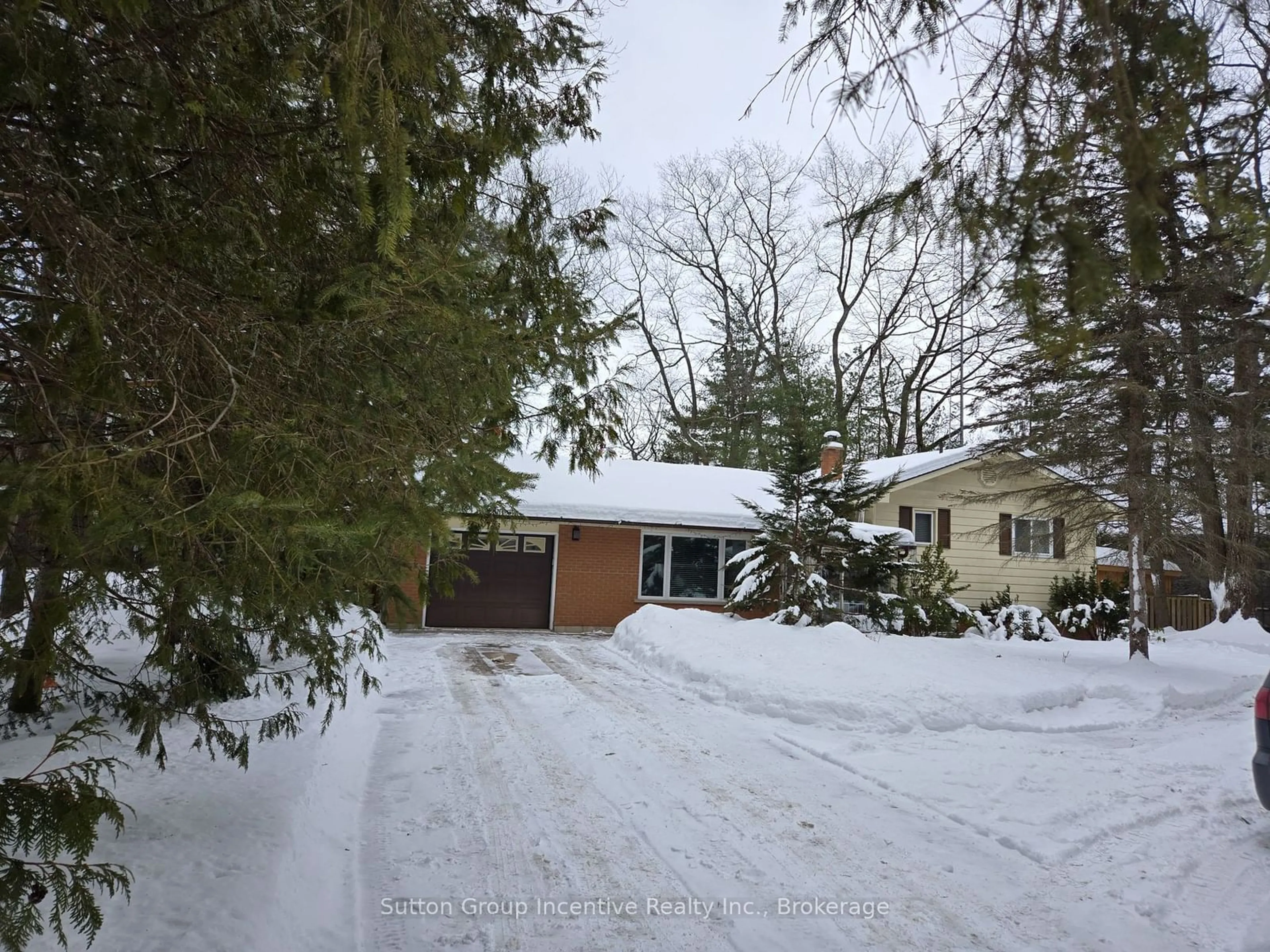 A pic from outside/outdoor area/front of a property/back of a property/a pic from drone, street for 163 Woodland Dr, Wasaga Beach Ontario L9Z 2V4