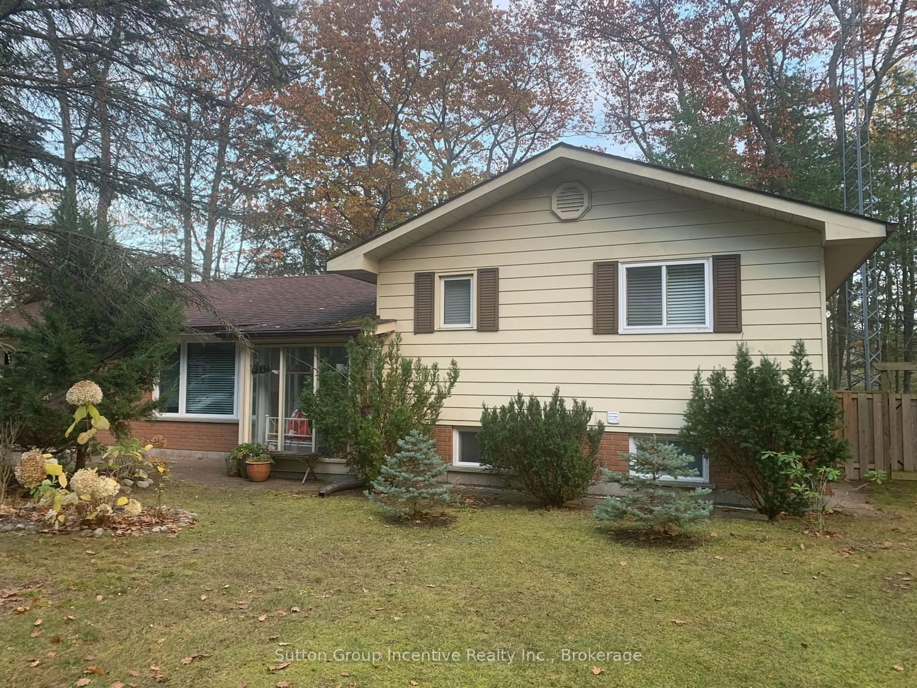 Home with vinyl exterior material, street for 163 Woodland Dr, Wasaga Beach Ontario L9Z 2V4