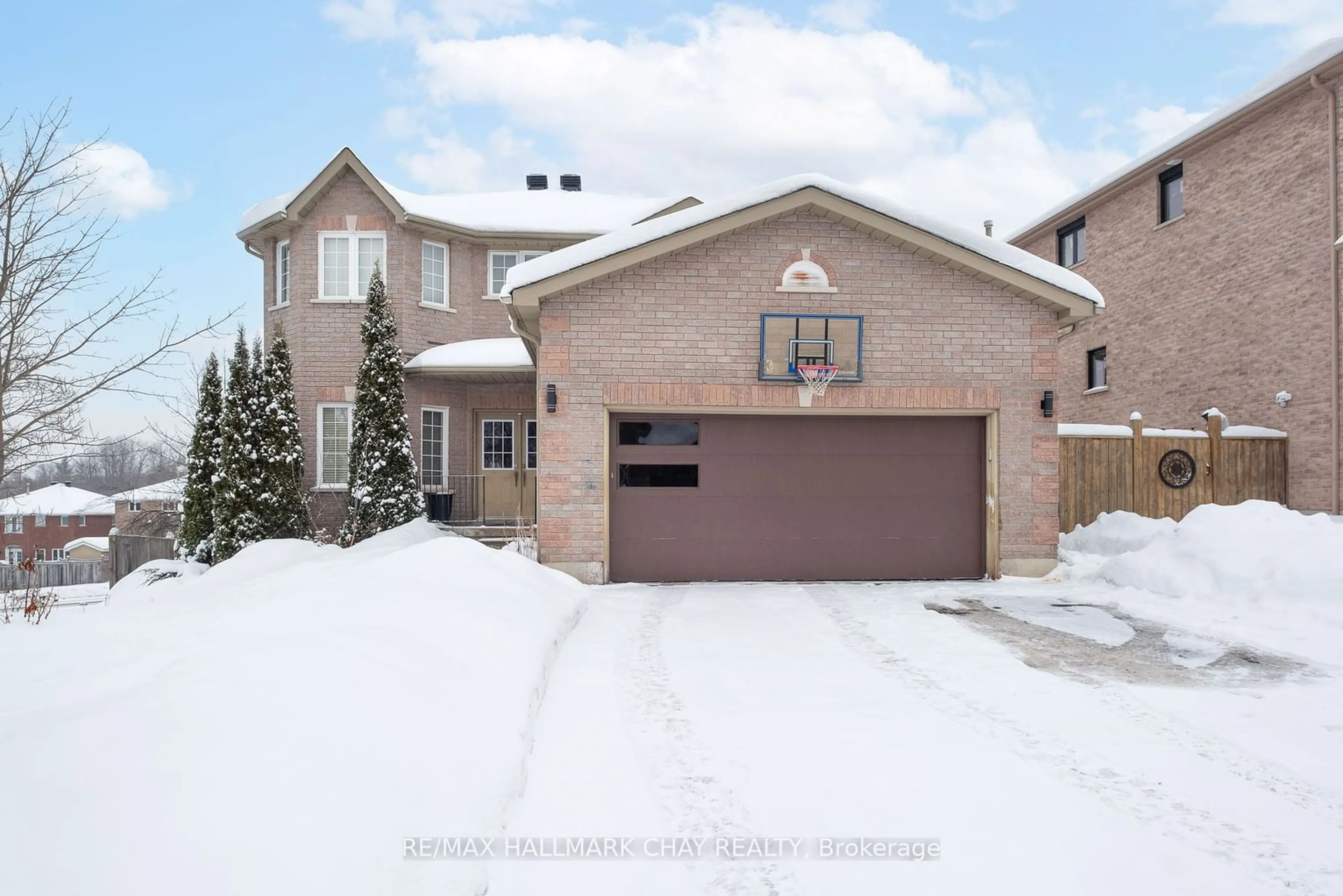 Home with brick exterior material, street for 11 Springwood Crt, Barrie Ontario L4N 5V1