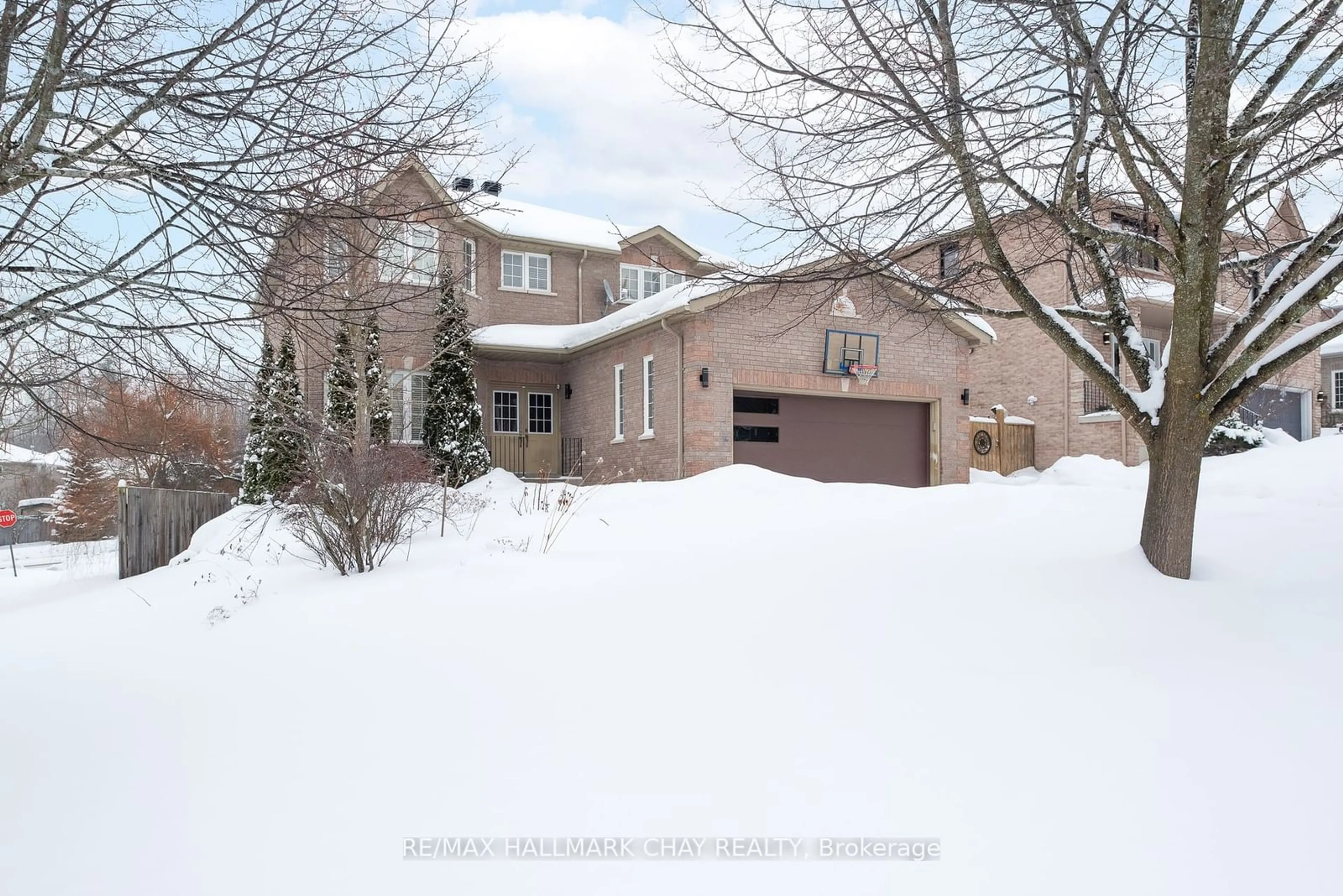 A pic from outside/outdoor area/front of a property/back of a property/a pic from drone, street for 11 Springwood Crt, Barrie Ontario L4N 5V1