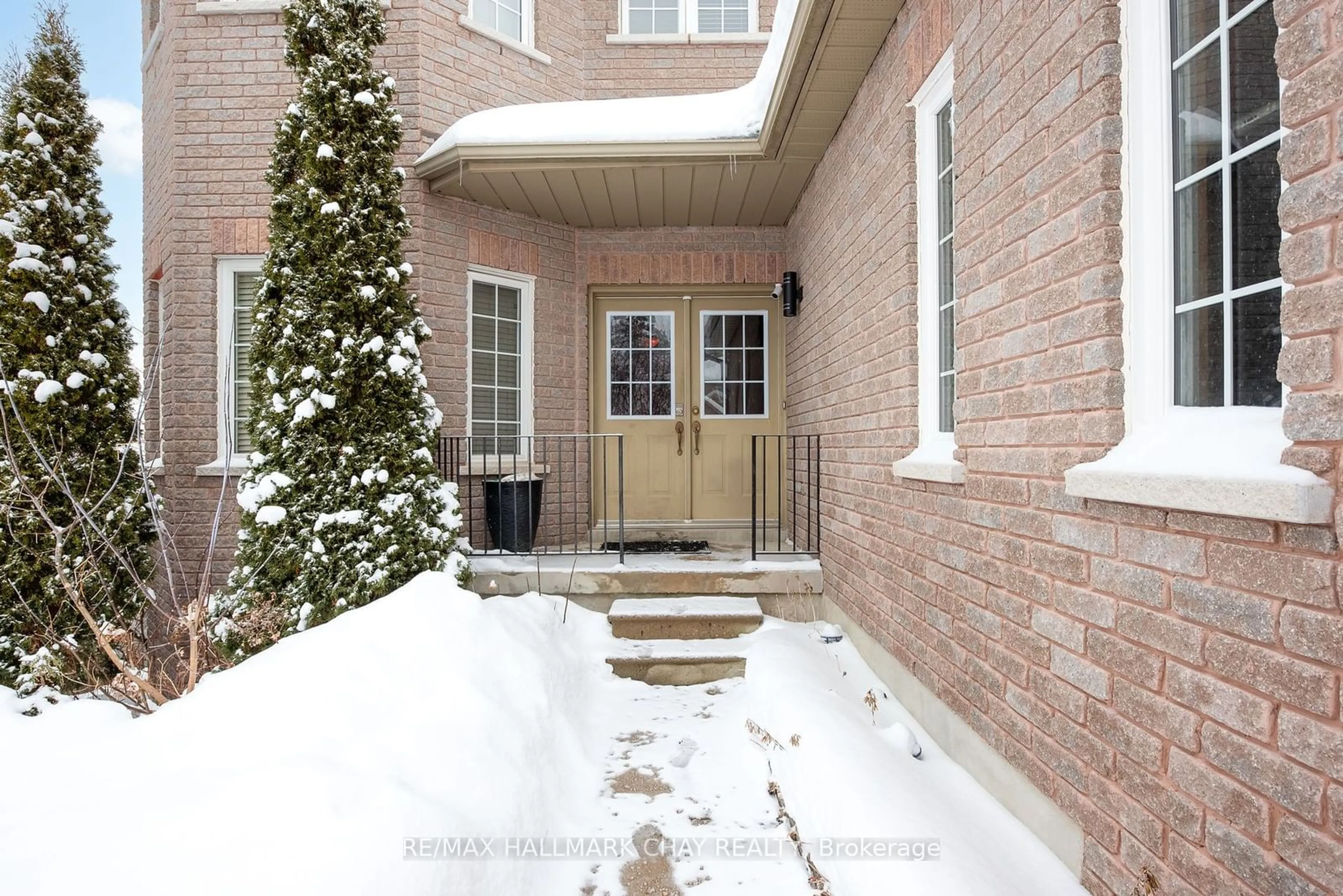 Indoor entryway for 11 Springwood Crt, Barrie Ontario L4N 5V1