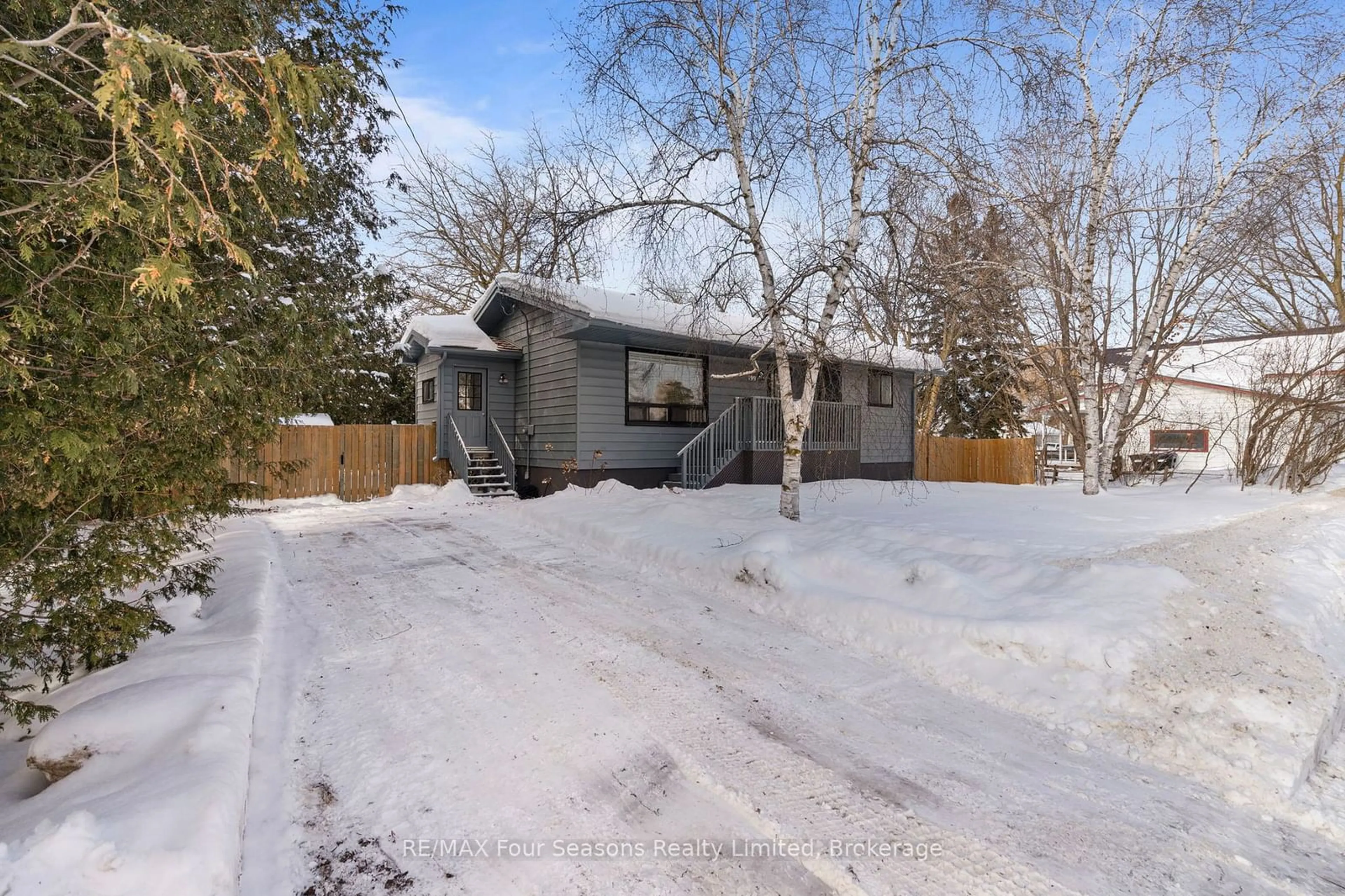 A pic from outside/outdoor area/front of a property/back of a property/a pic from drone, street for 199 Sutherland St, Clearview Ontario L0M 1S0