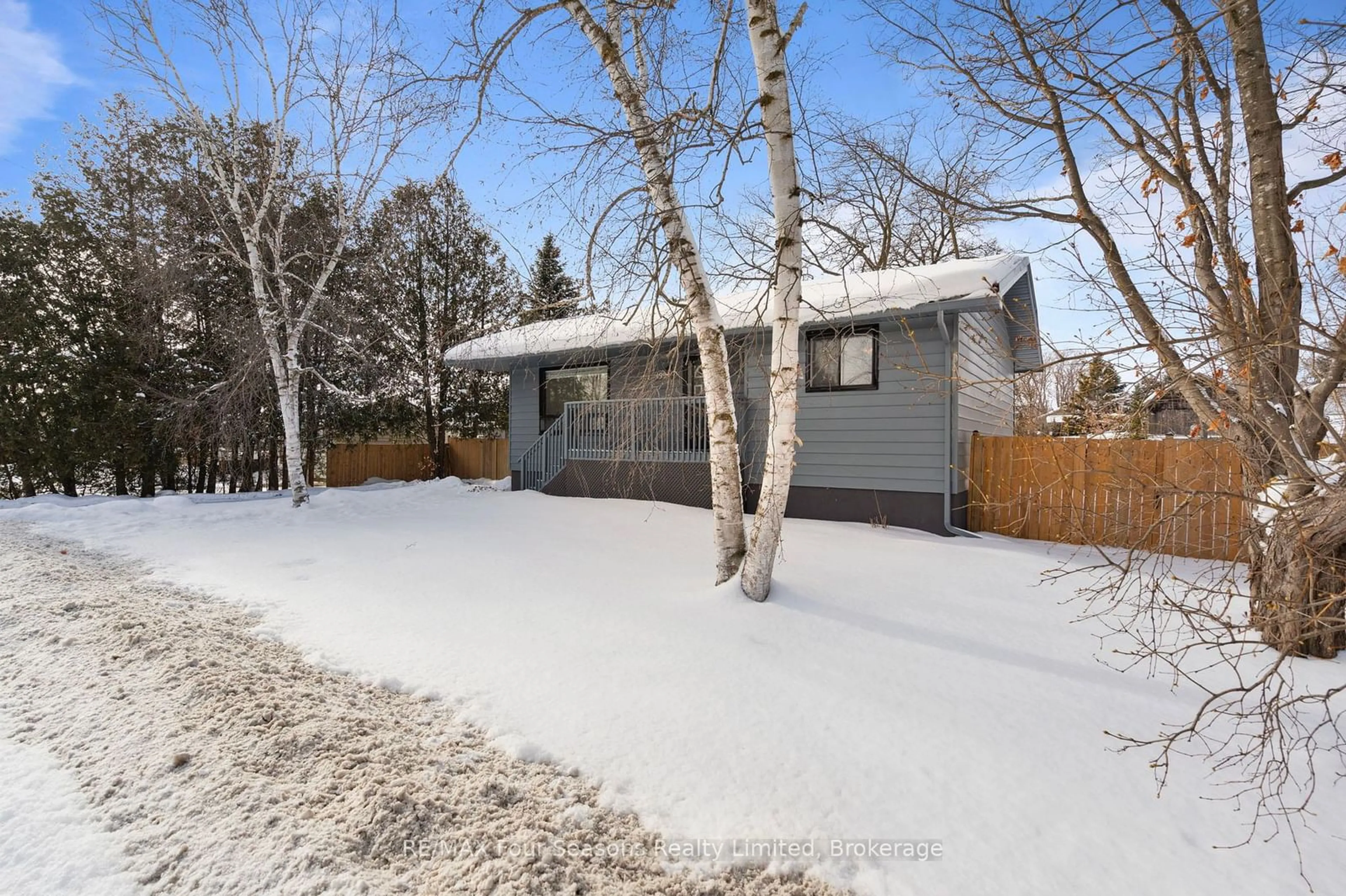 A pic from outside/outdoor area/front of a property/back of a property/a pic from drone, street for 199 Sutherland St, Clearview Ontario L0M 1S0