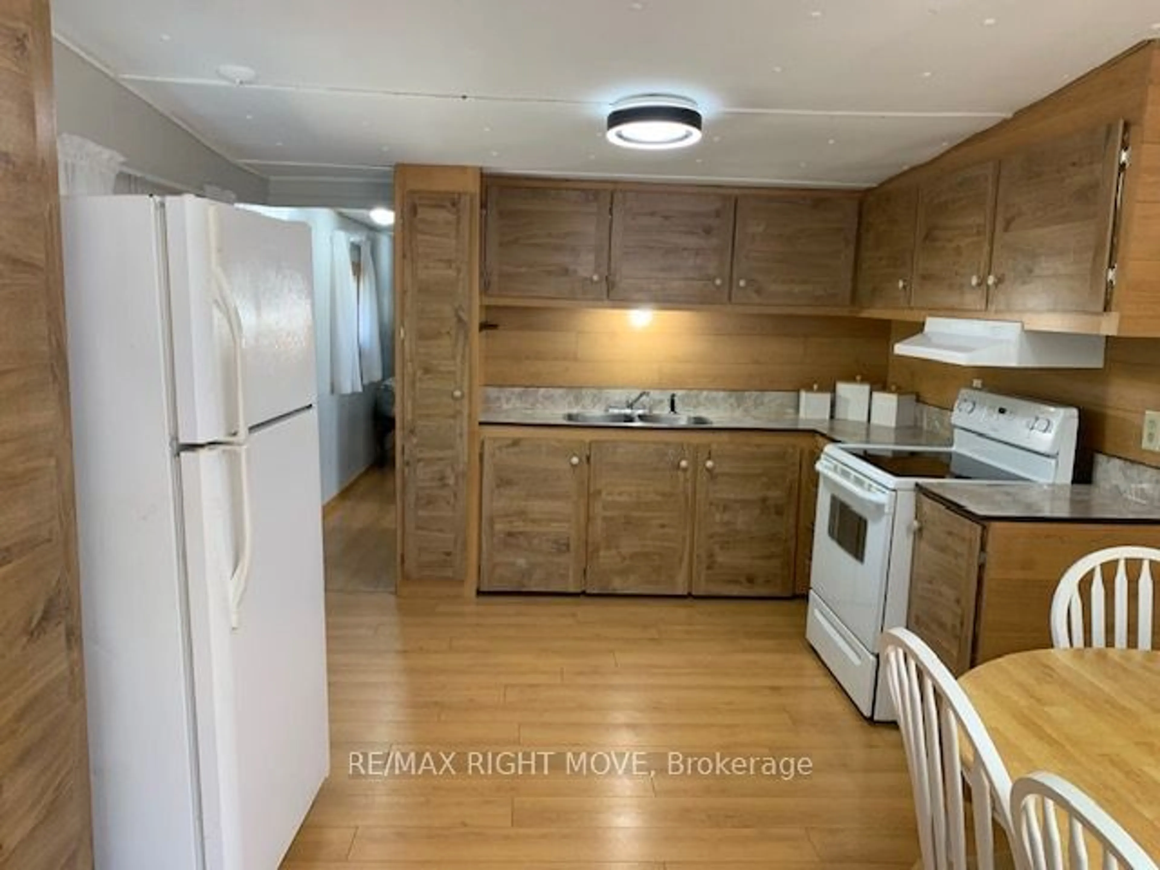 Standard kitchen, wood/laminate floor for 11 Stoney Rd, Tiny Ontario L9M 0H2