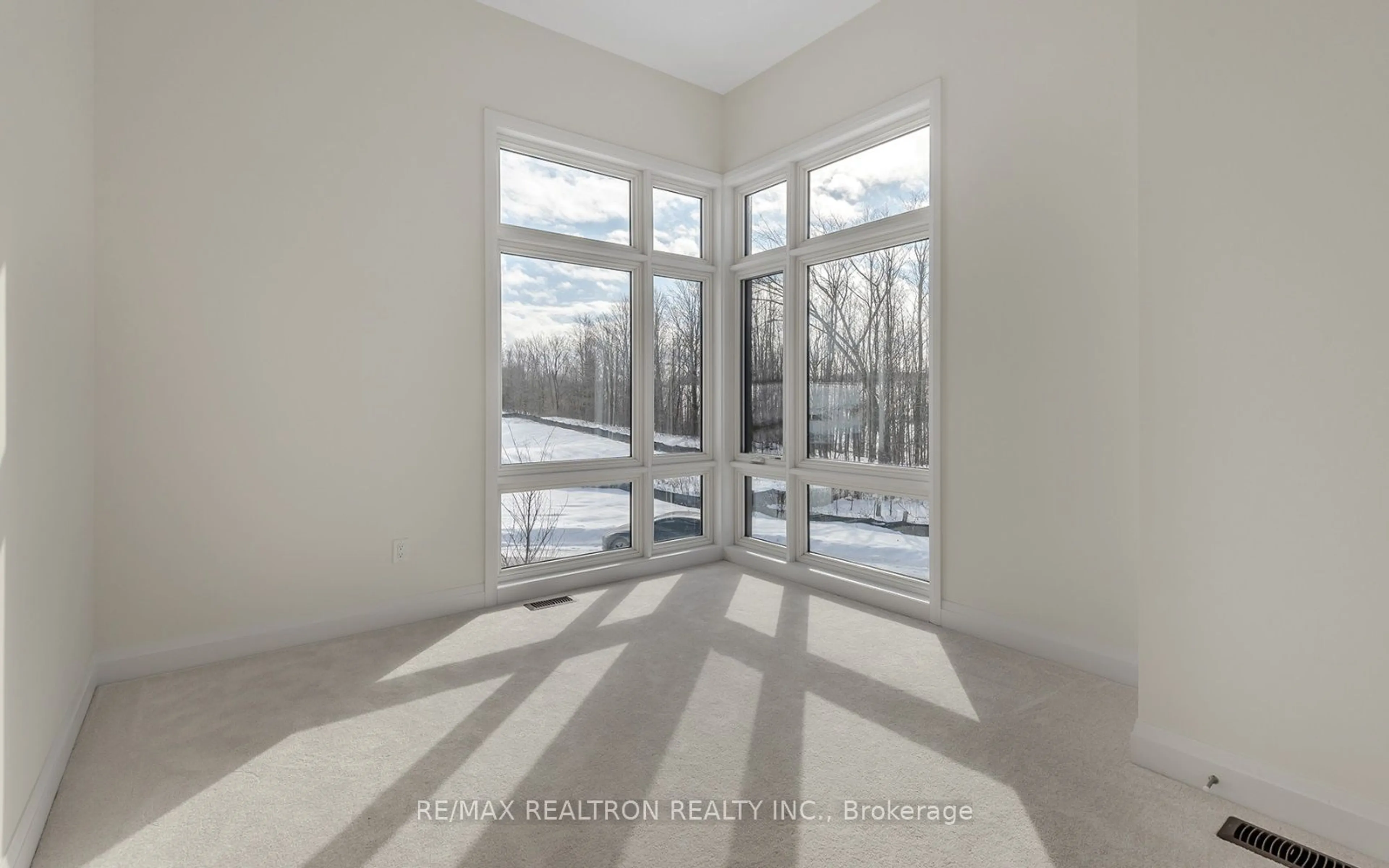 Indoor entryway for 103 Calypso Ave, Springwater Ontario L9X 2C7