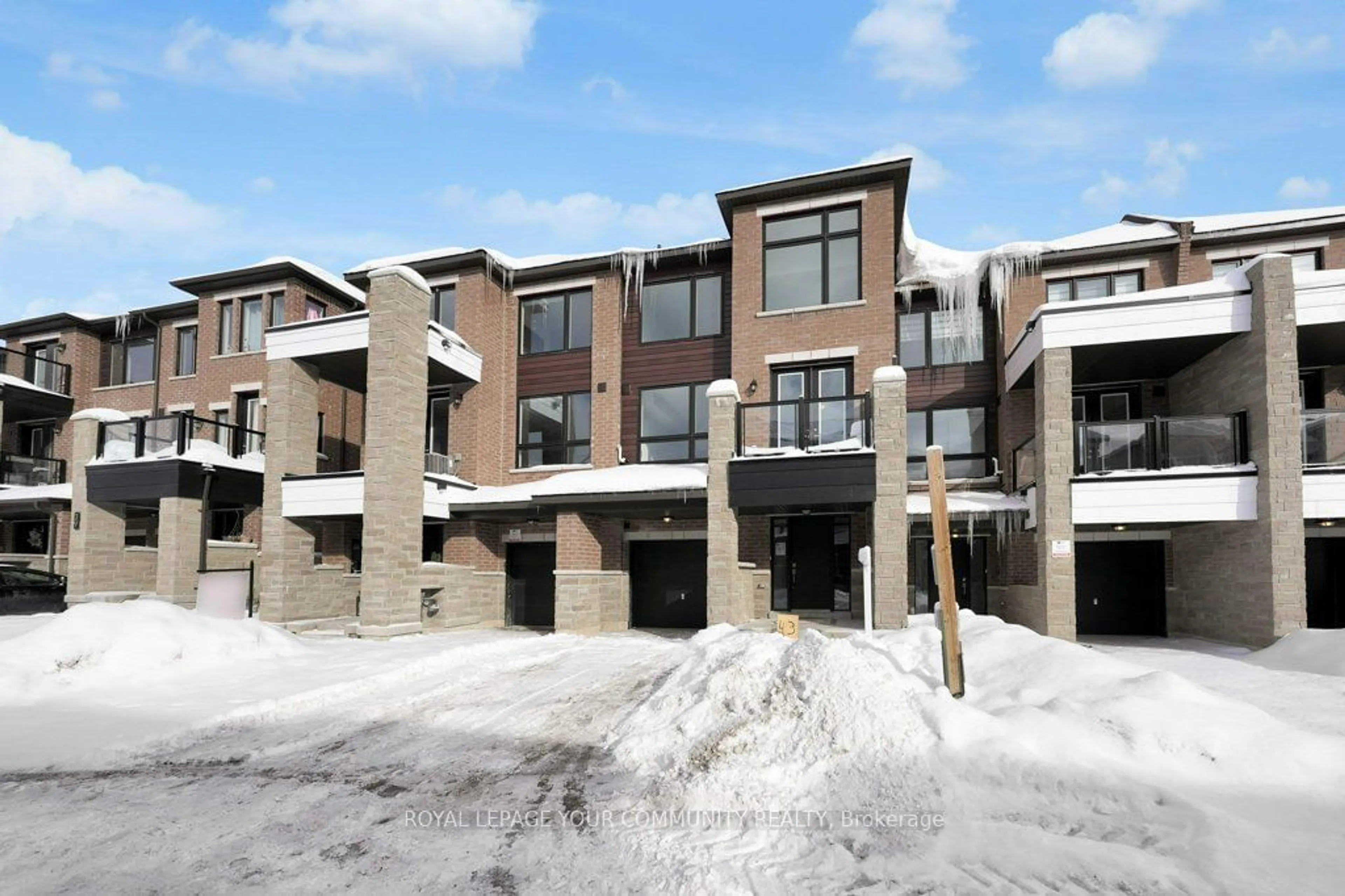 Patio, building for 43 Spry Lane, Barrie Ontario L9J 0N6