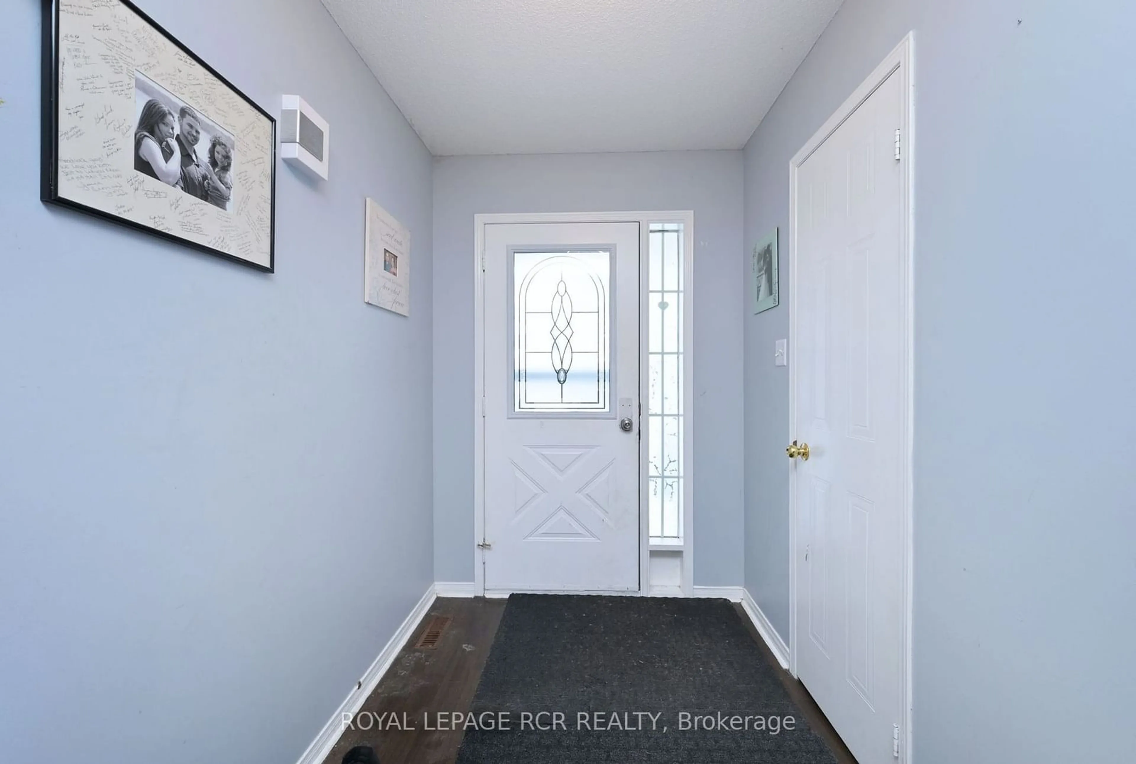 Indoor entryway for 90 Cunningham Dr, Barrie Ontario L4N 8L5