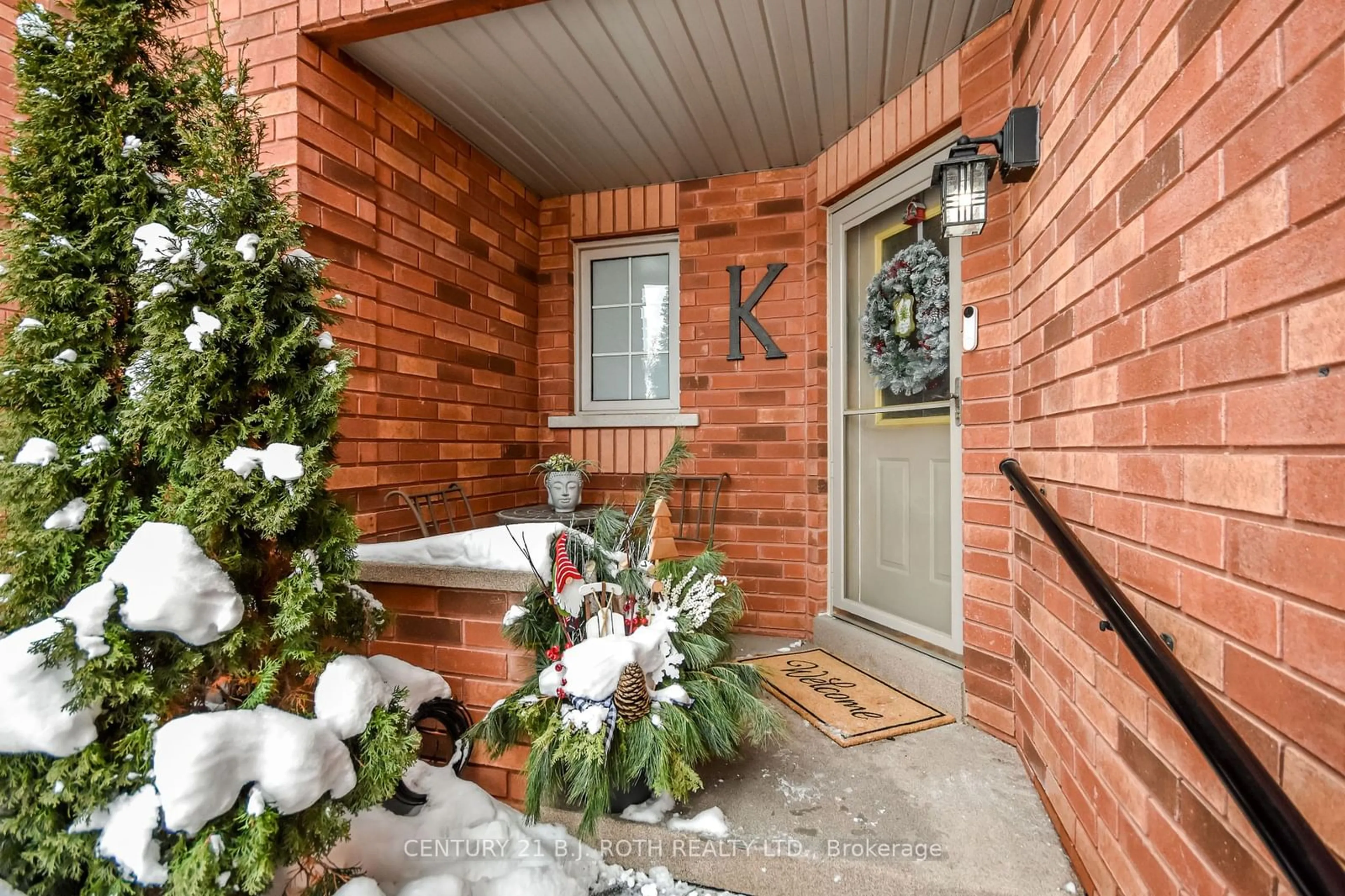 Indoor entryway for 8 Bailey Crt, Barrie Ontario L4N 8N1