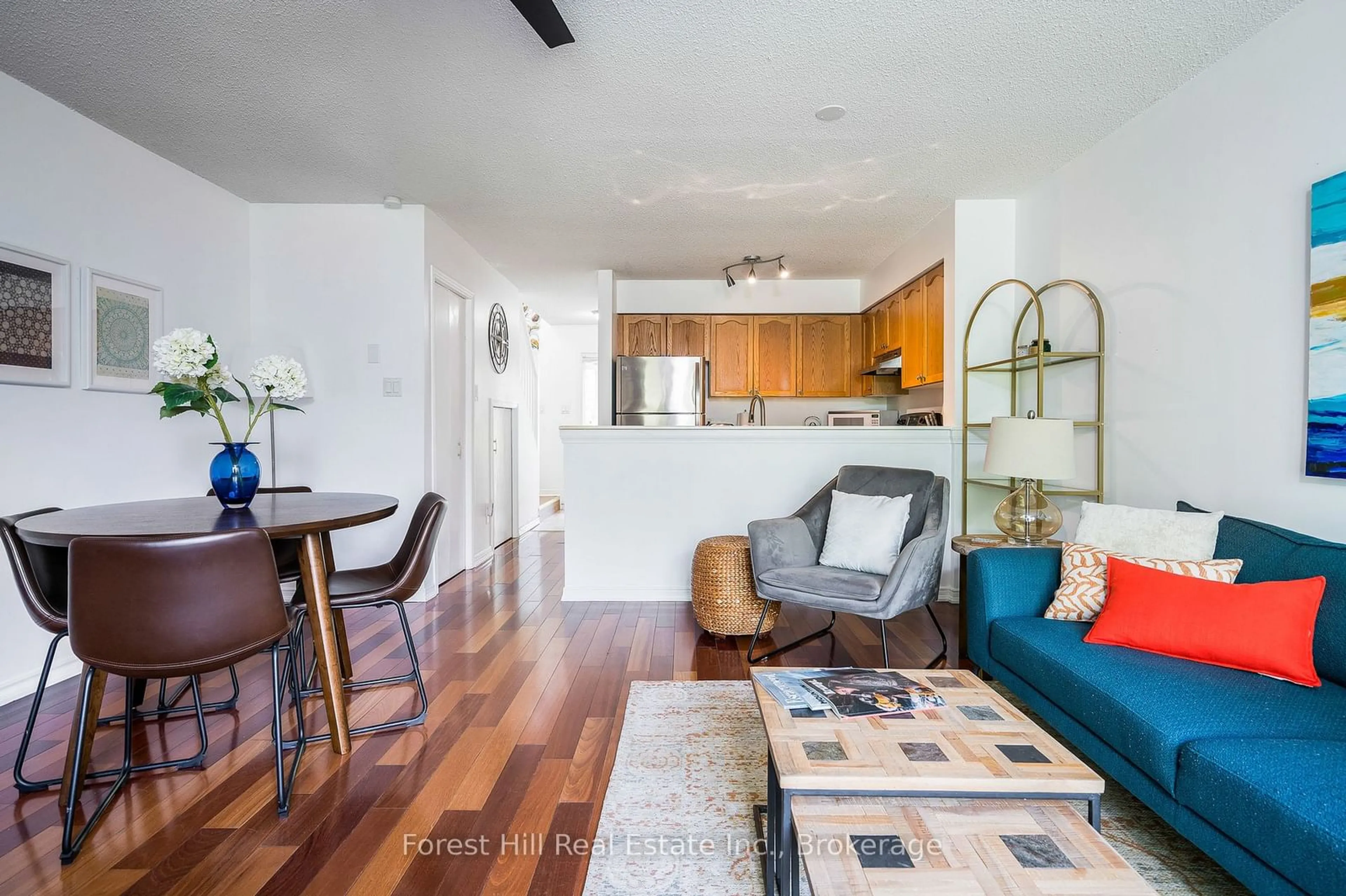 Living room with furniture, wood/laminate floor for 18 RAMBLINGS Way #95, Collingwood Ontario L9Y 5C6