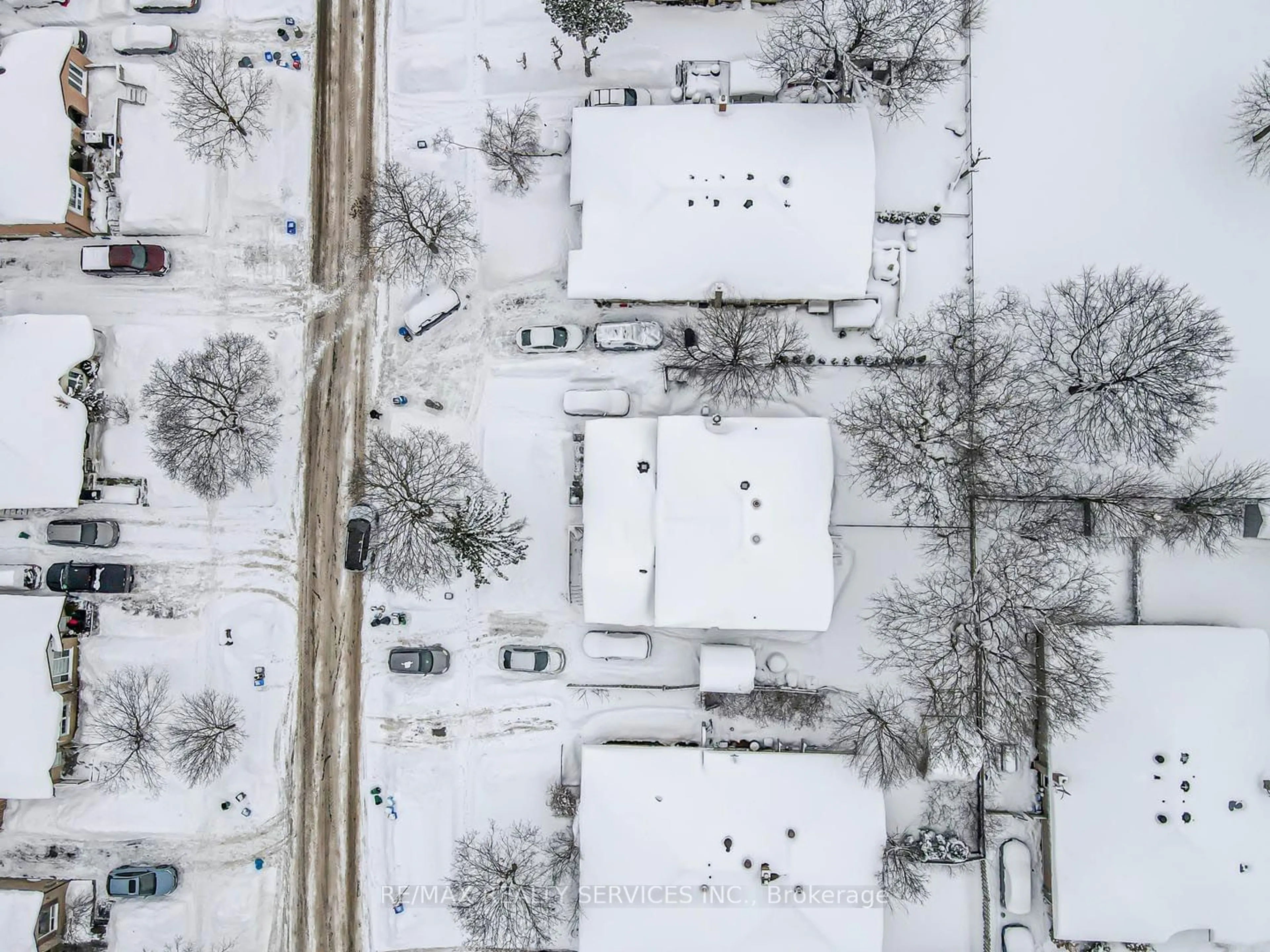 A pic from outside/outdoor area/front of a property/back of a property/a pic from drone, street for 31 Sylvia St, Barrie Ontario L4M 5J2